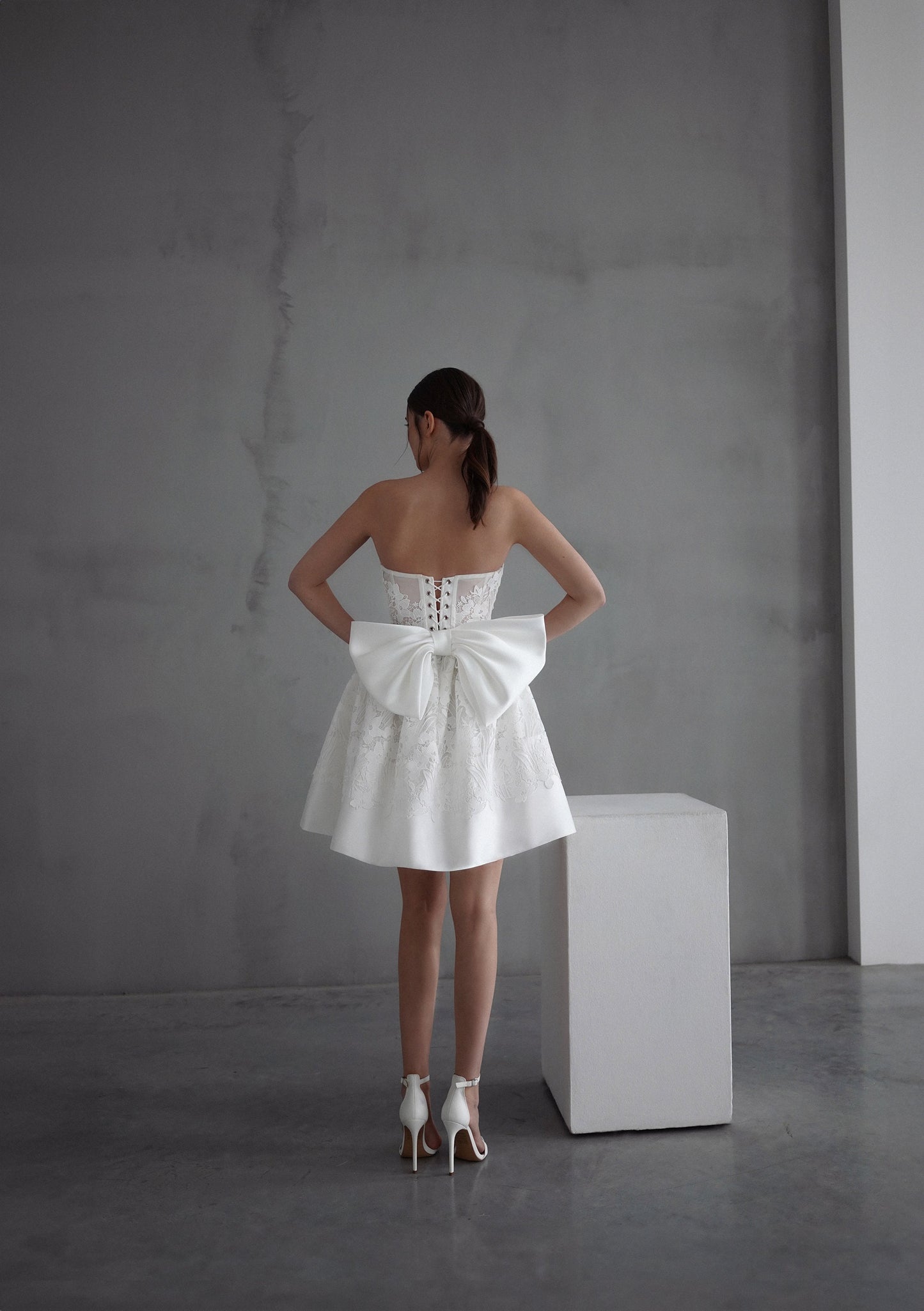 AVADA – Short Strapless Wedding Dress with Lace Embroidery and Statement Bow