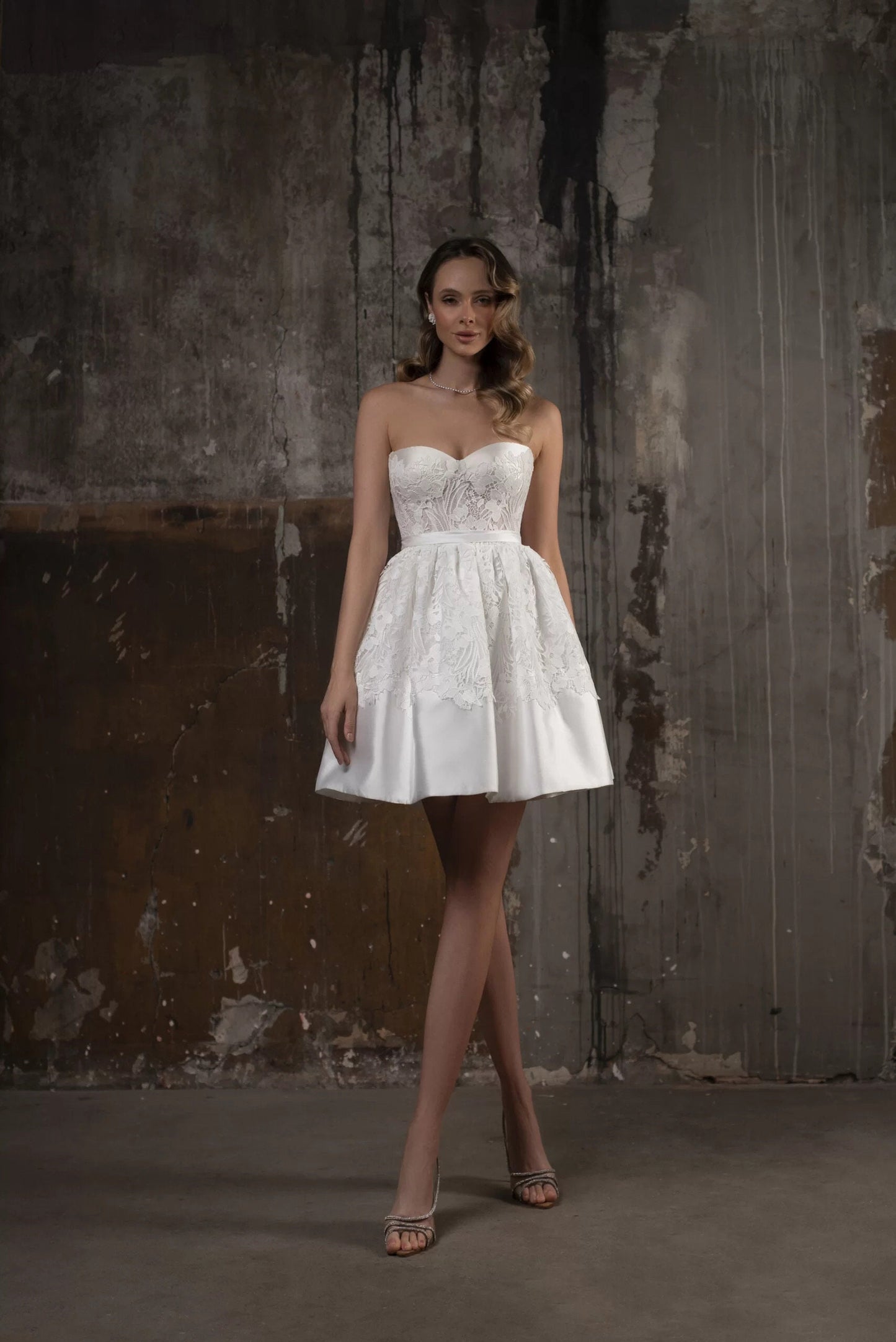 AVADA – Short Strapless Wedding Dress with Lace Embroidery and Statement Bow