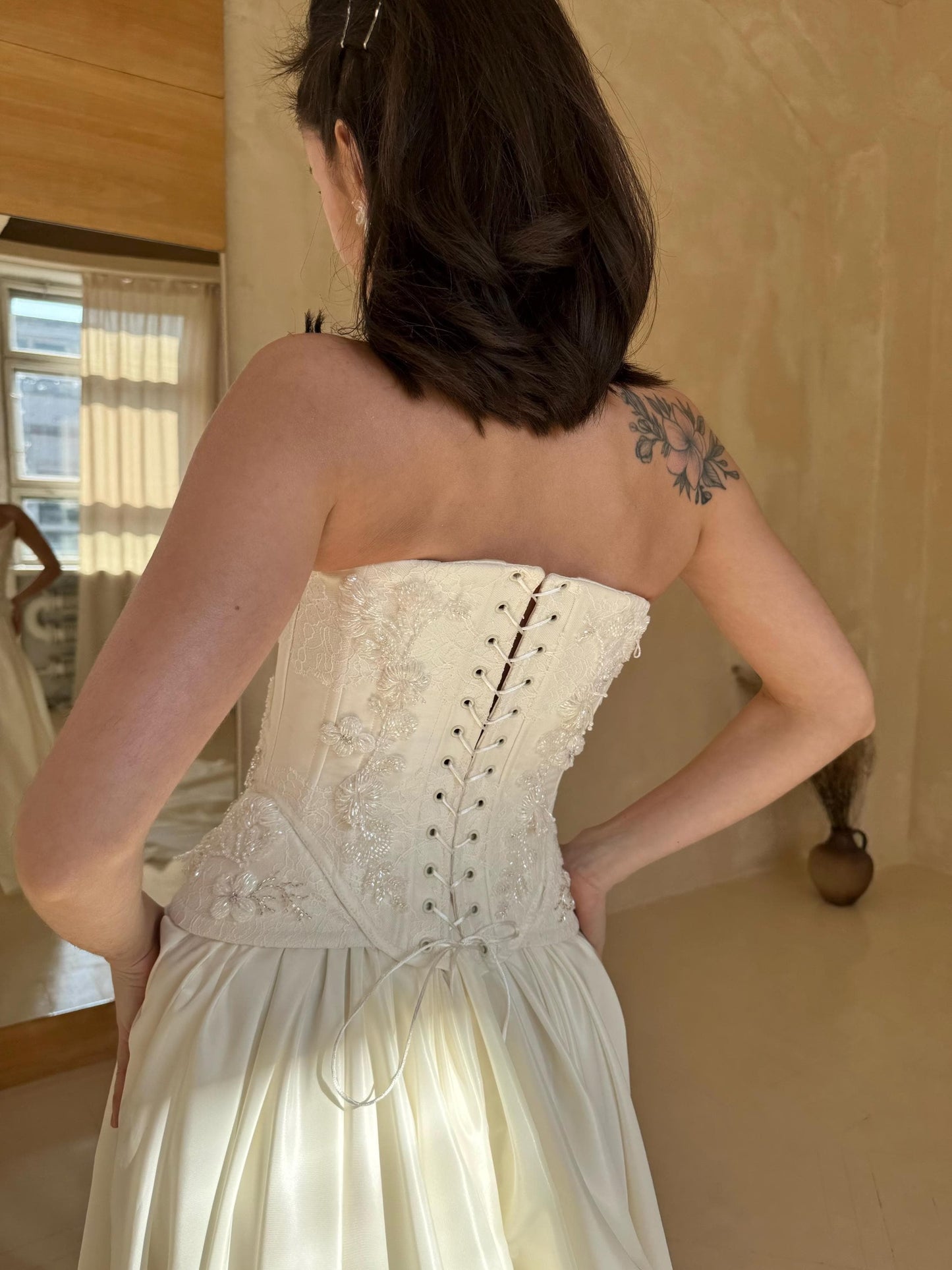 CHIENTI – Elegant Ivory Corset Wedding Dress with Floral Appliqués and Slit