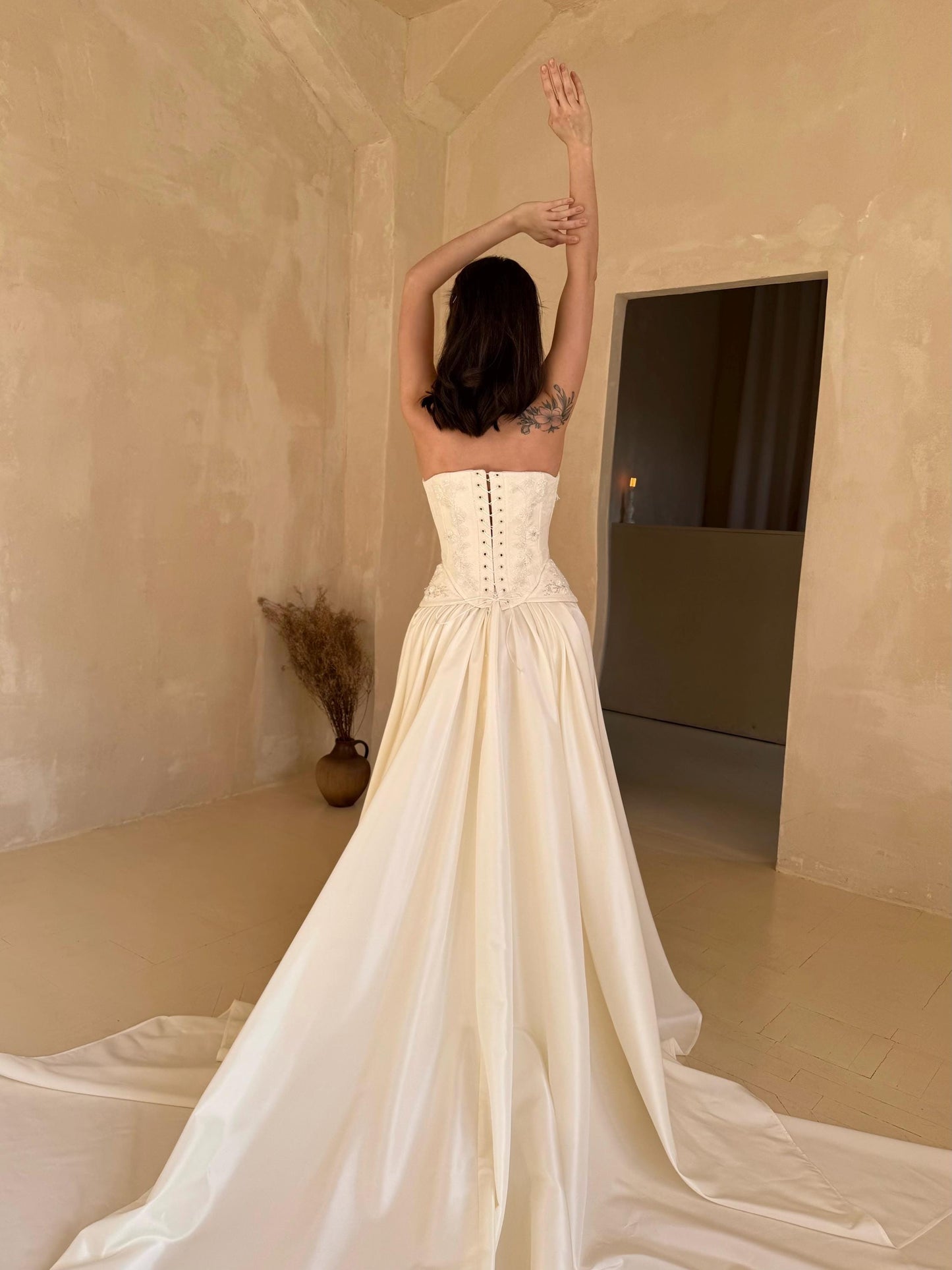 CHIENTI – Elegant Ivory Corset Wedding Dress with Floral Appliqués and Slit