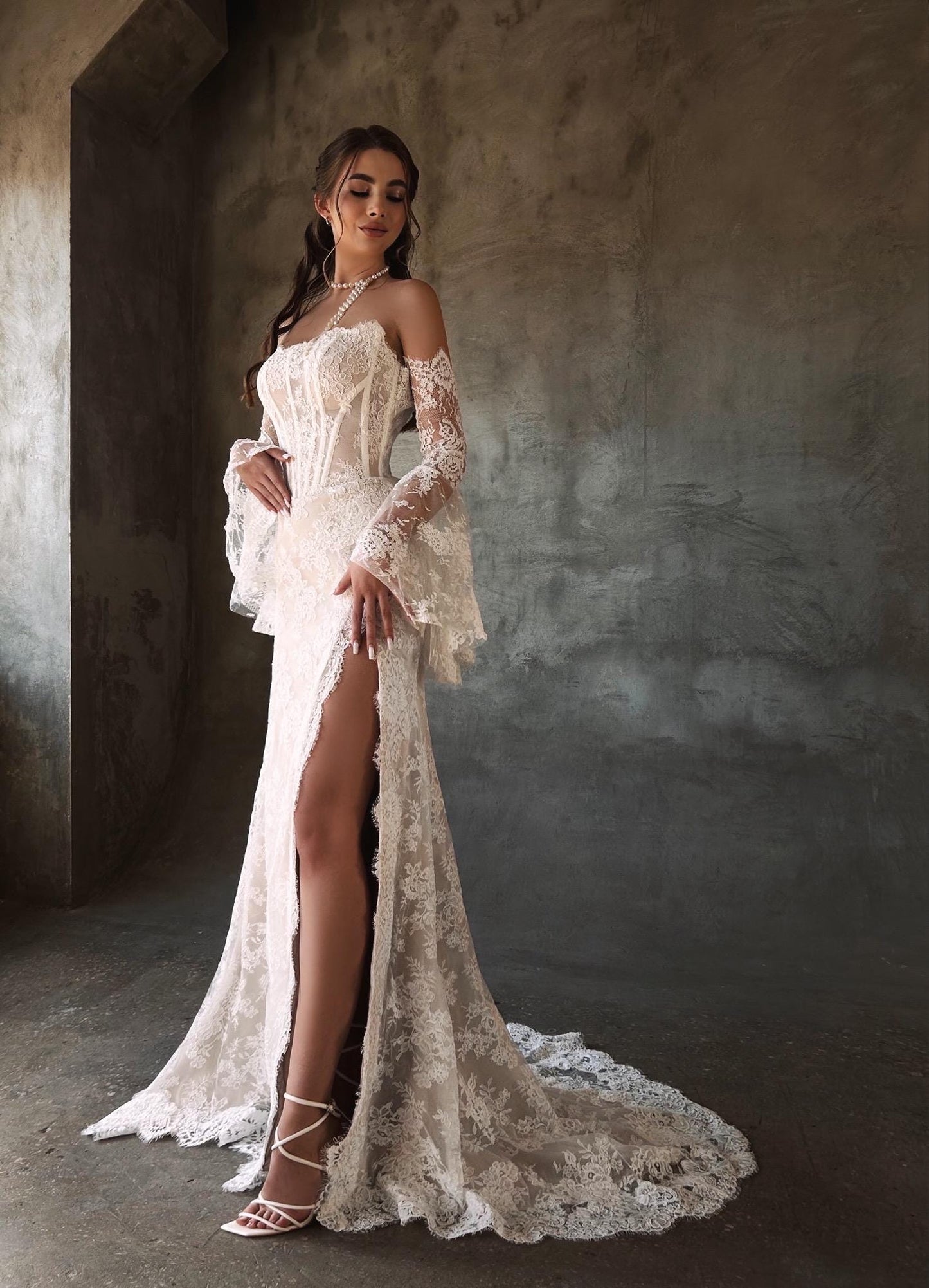 KIDA – Lace Off-Shoulder Wedding Dress – Romantic Bridal Gown with Slit | Tesorosi
