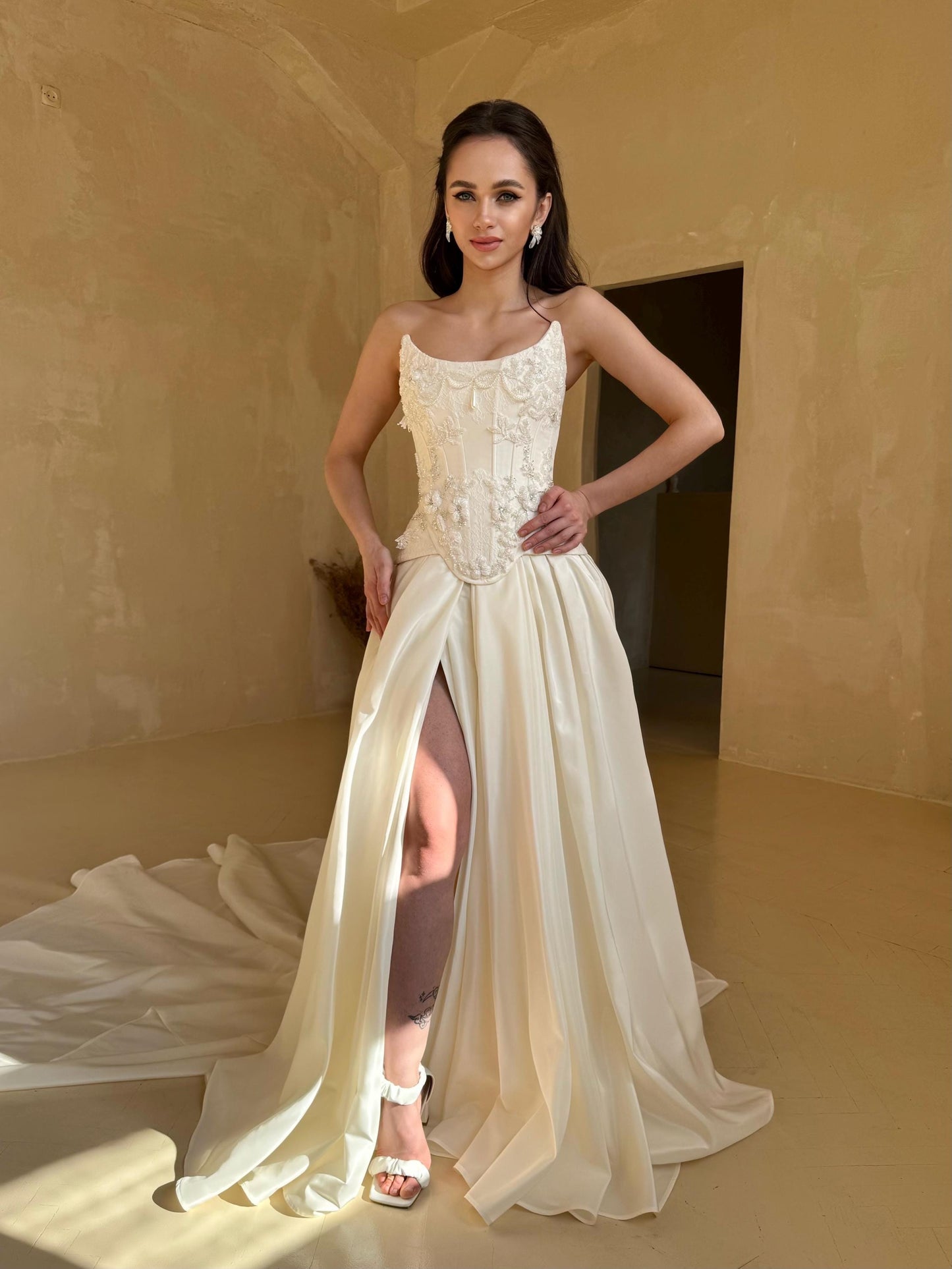 CHIENTI – Elegant Ivory Corset Wedding Dress with Floral Appliqués and Slit