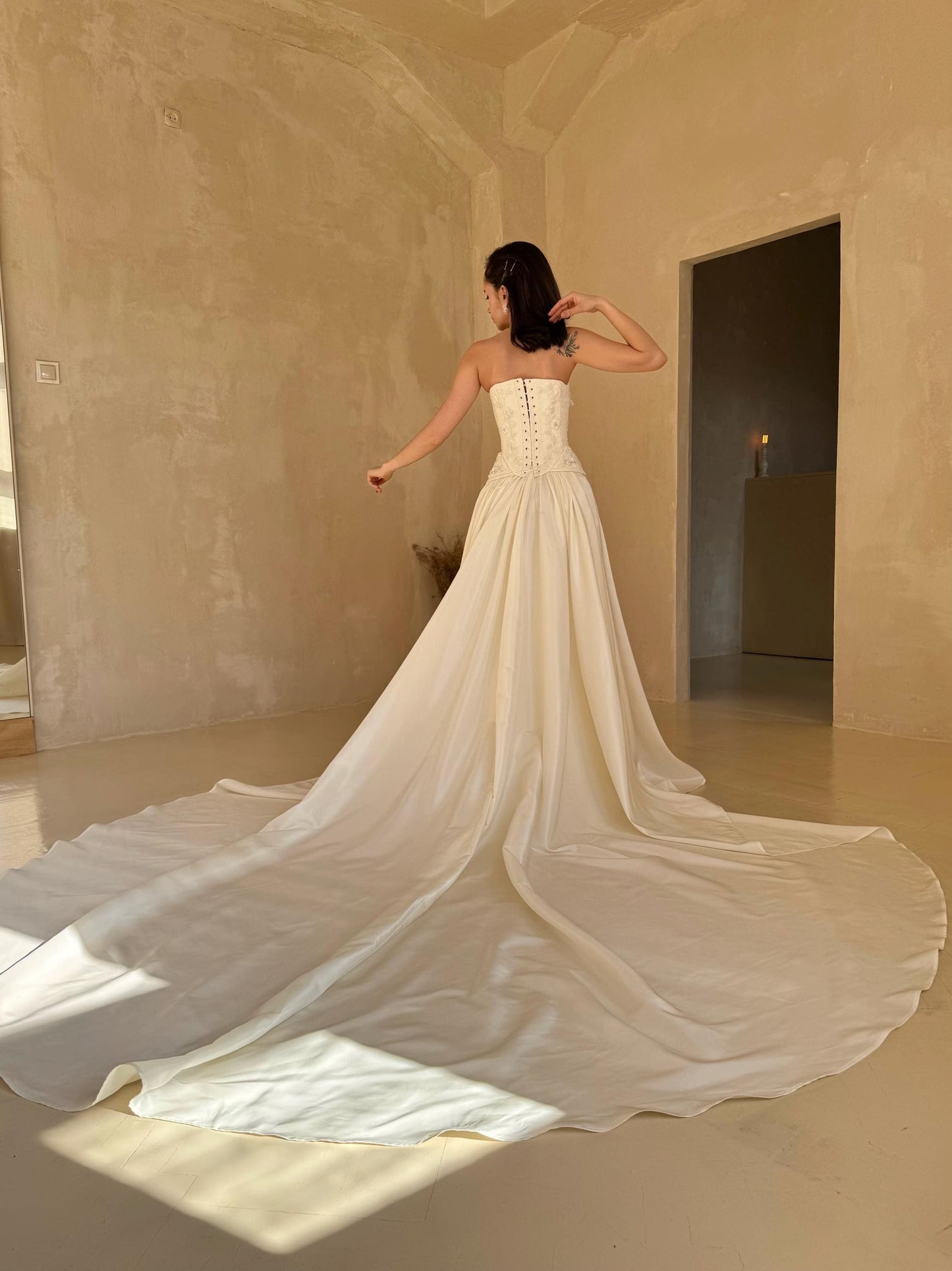 CHIENTI – Elegant Ivory Corset Wedding Dress with Floral Appliqués and Slit