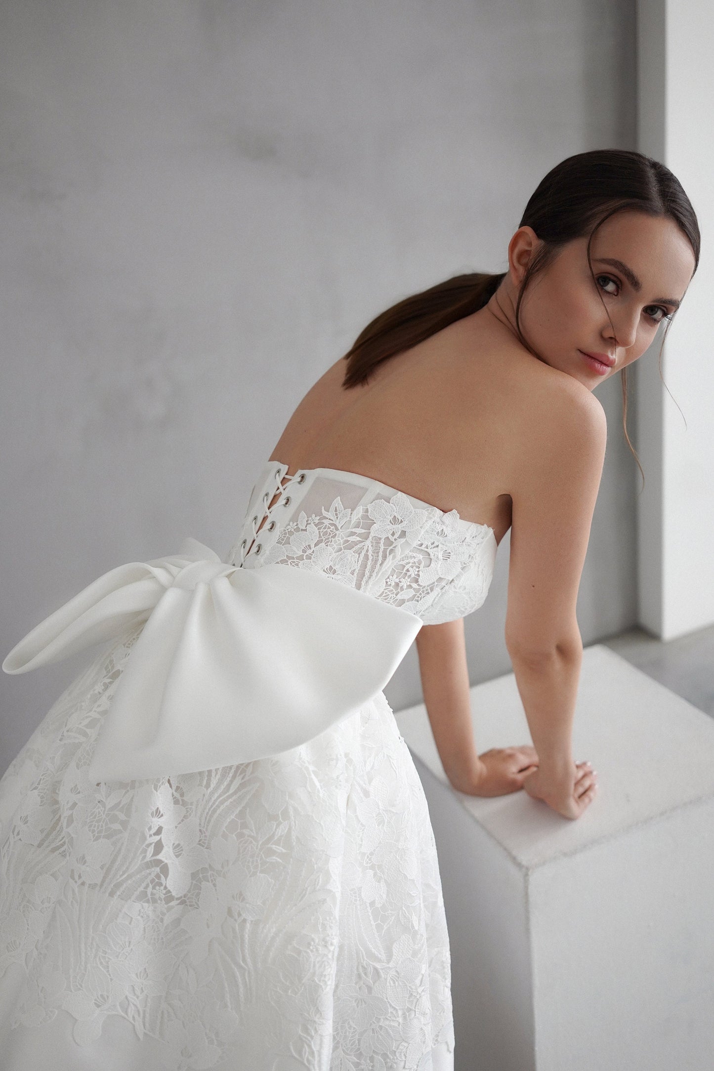 AVADA – Short Strapless Wedding Dress with Lace Embroidery and Statement Bow