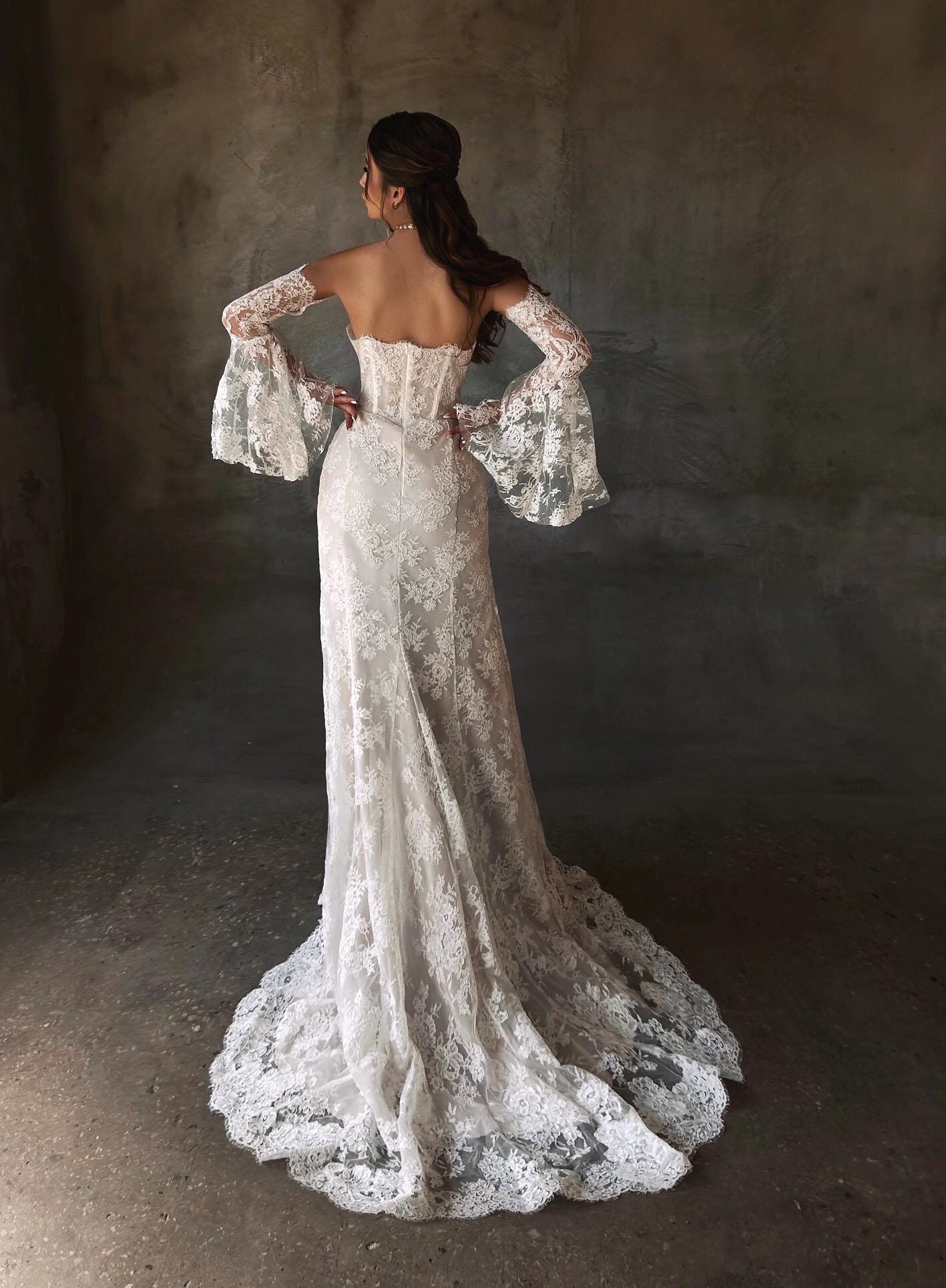 KIDA – Lace Off-Shoulder Wedding Dress – Romantic Bridal Gown with Slit | Tesorosi