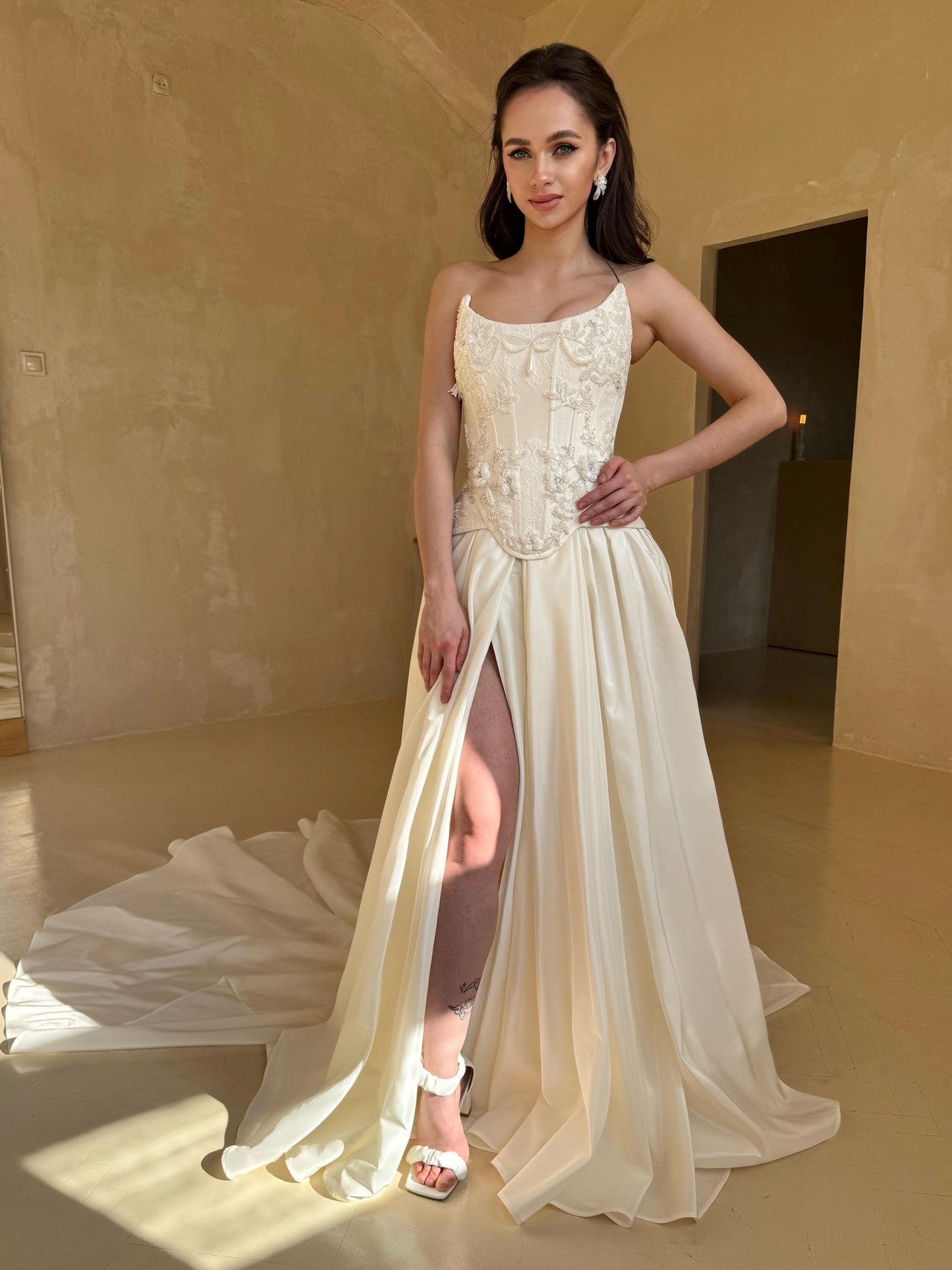 CHIENTI – Elegant Ivory Corset Wedding Dress with Floral Appliqués and Slit