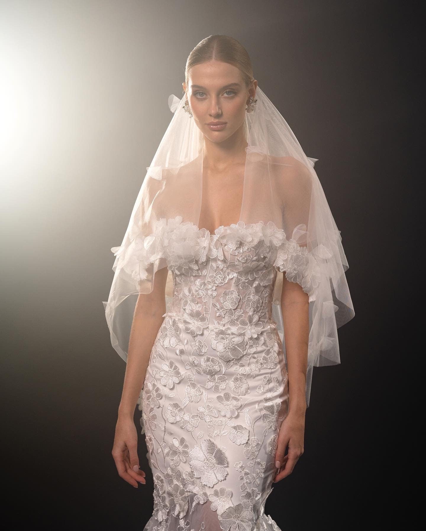 Floral Wedding Veil with 3D Flower Detail, Elegant One Tier Bridal Veil, Romantic Flower Veil for the Sophisticated Bride, veil with flowers