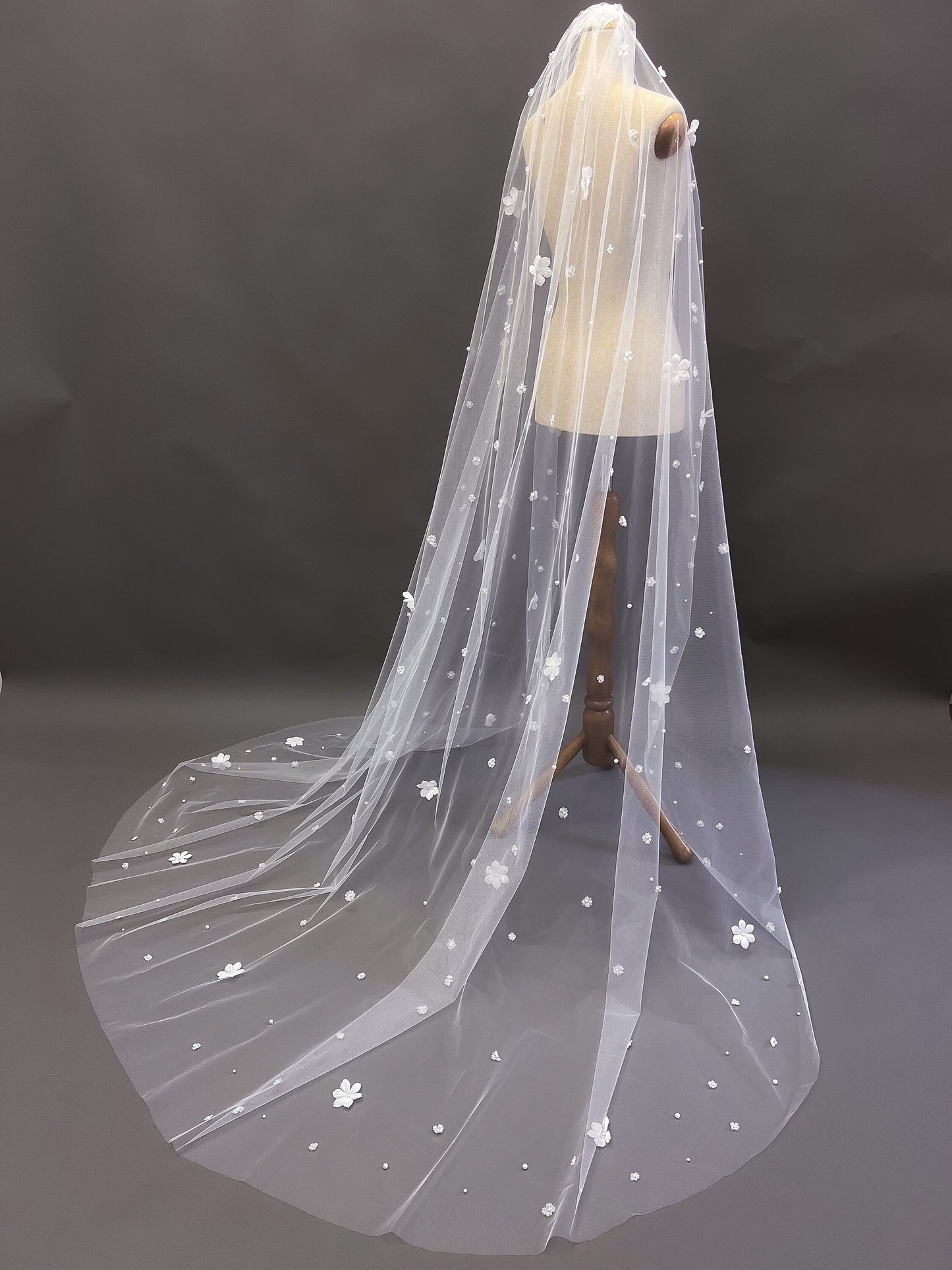 Wildflower bridal veil, Embroidered flower veil, Floral wedding veil, 3D flower veil, champagne veil, luxurious veil in the cathedral chapel