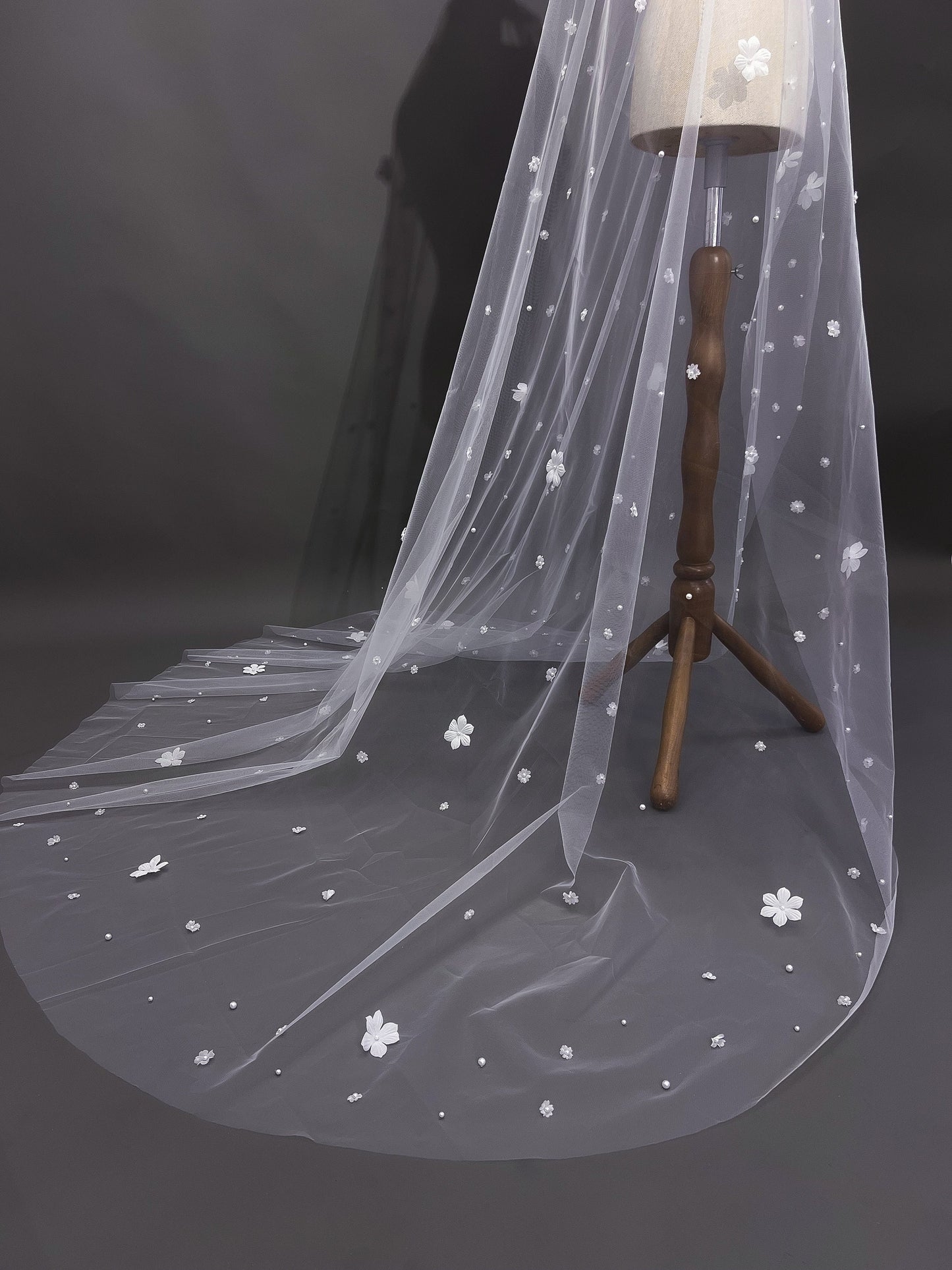Wildflower bridal veil, Embroidered flower veil, Floral wedding veil, 3D flower veil, champagne veil, luxurious veil in the cathedral chapel