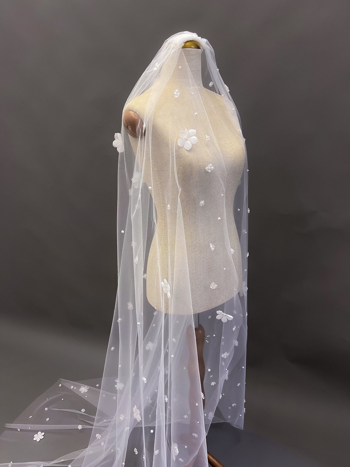 Wildflower bridal veil, Embroidered flower veil, Floral wedding veil, 3D flower veil, champagne veil, luxurious veil in the cathedral chapel