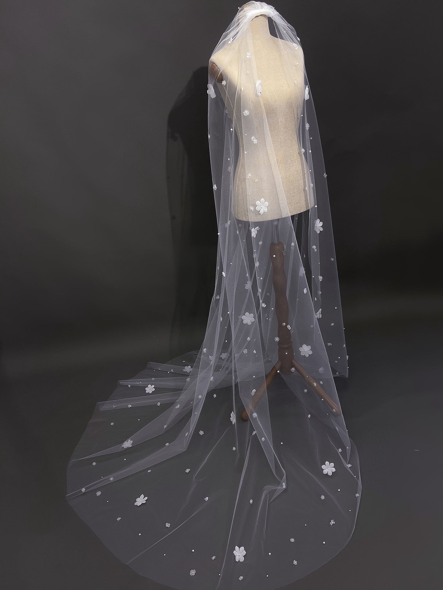 Wildflower bridal veil, Embroidered flower veil, Floral wedding veil, 3D flower veil, champagne veil, luxurious veil in the cathedral chapel