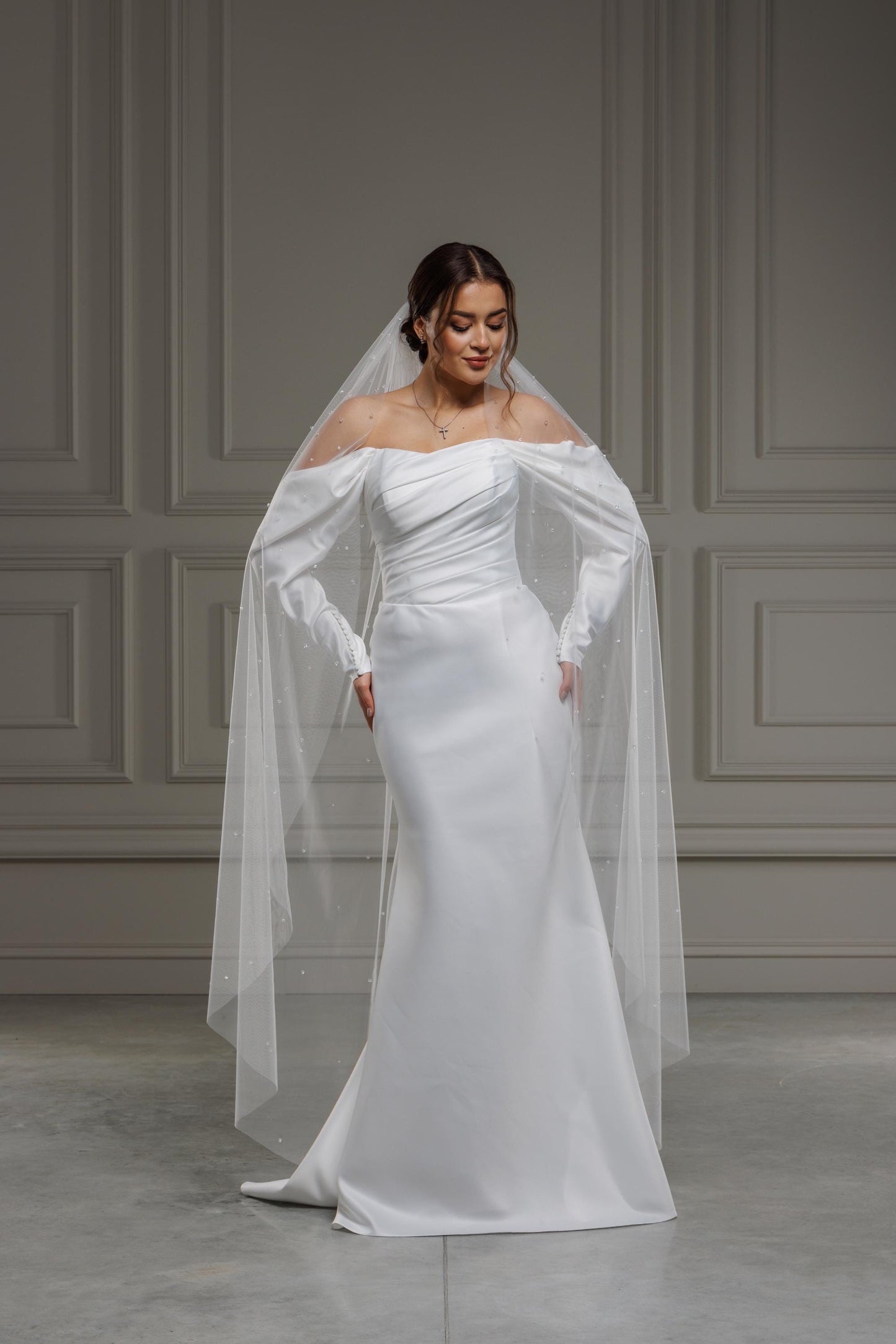 Bridal Veil with Crystal Details, Luxury Classic Sheer Tulle, Custom Timeless White Fingertip Veil with Scattered Pearls