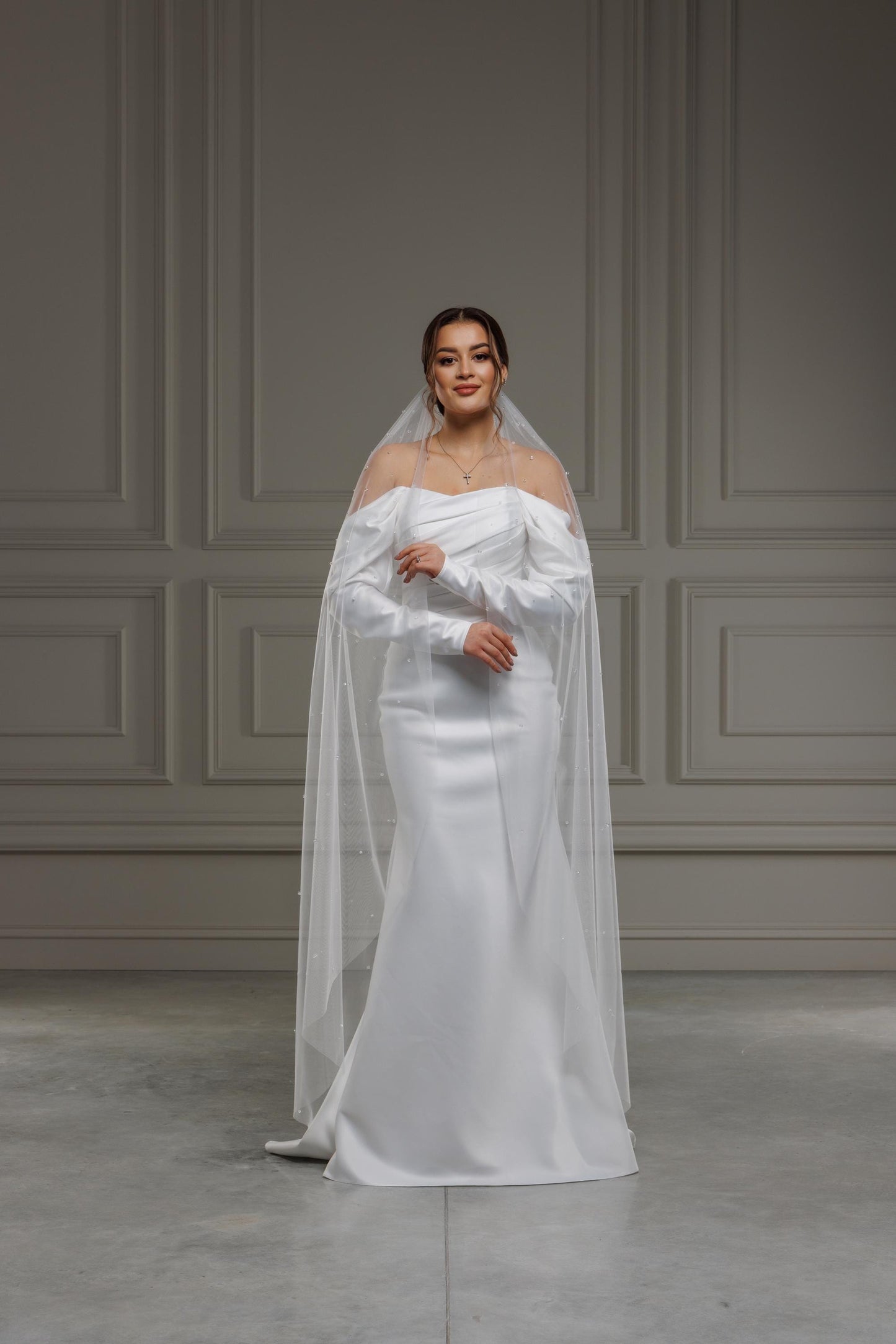 Bridal Veil with Crystal Details, Luxury Classic Sheer Tulle, Custom Timeless White Fingertip Veil with Scattered Pearls