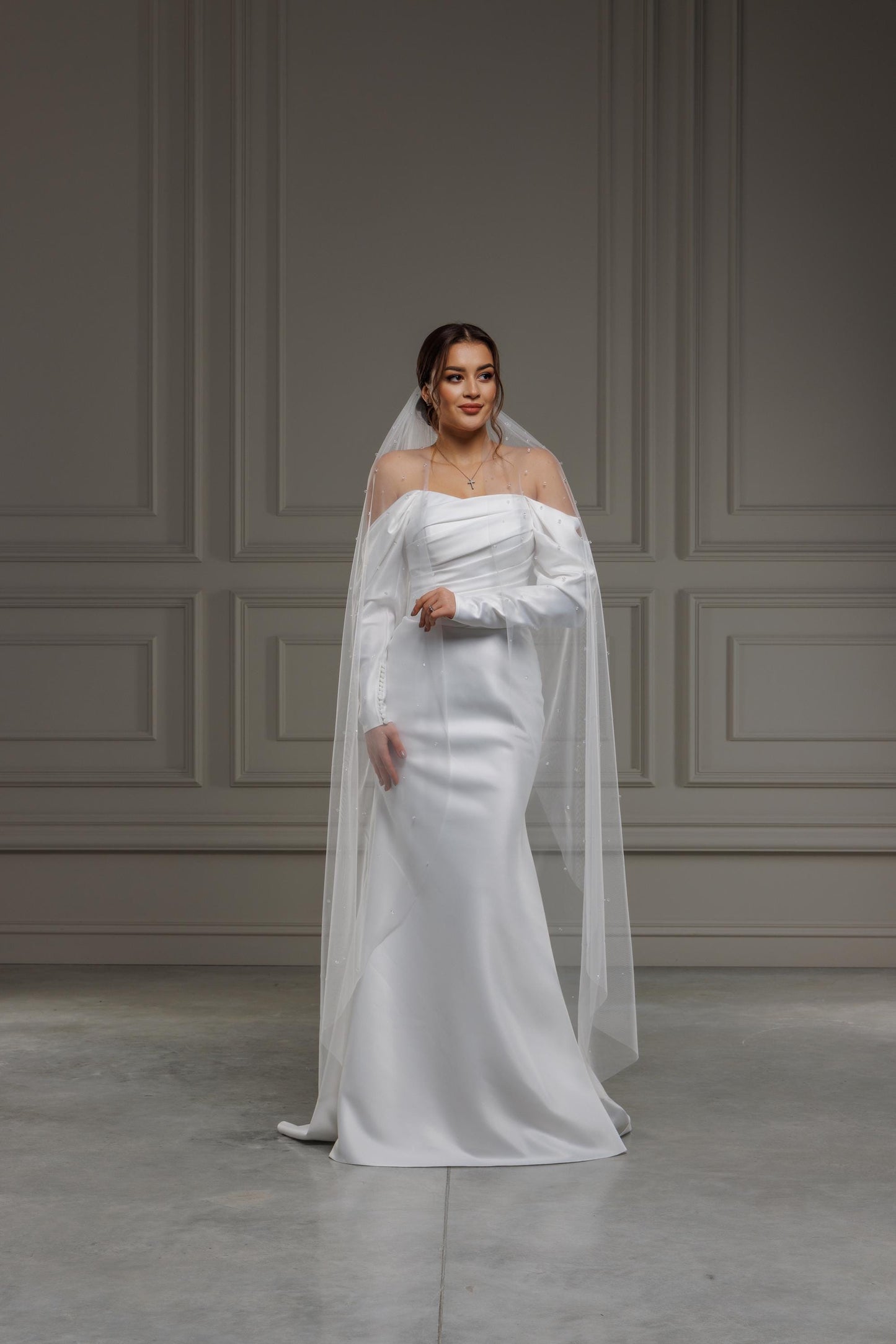 Bridal Veil with Crystal Details, Luxury Classic Sheer Tulle, Custom Timeless White Fingertip Veil with Scattered Pearls