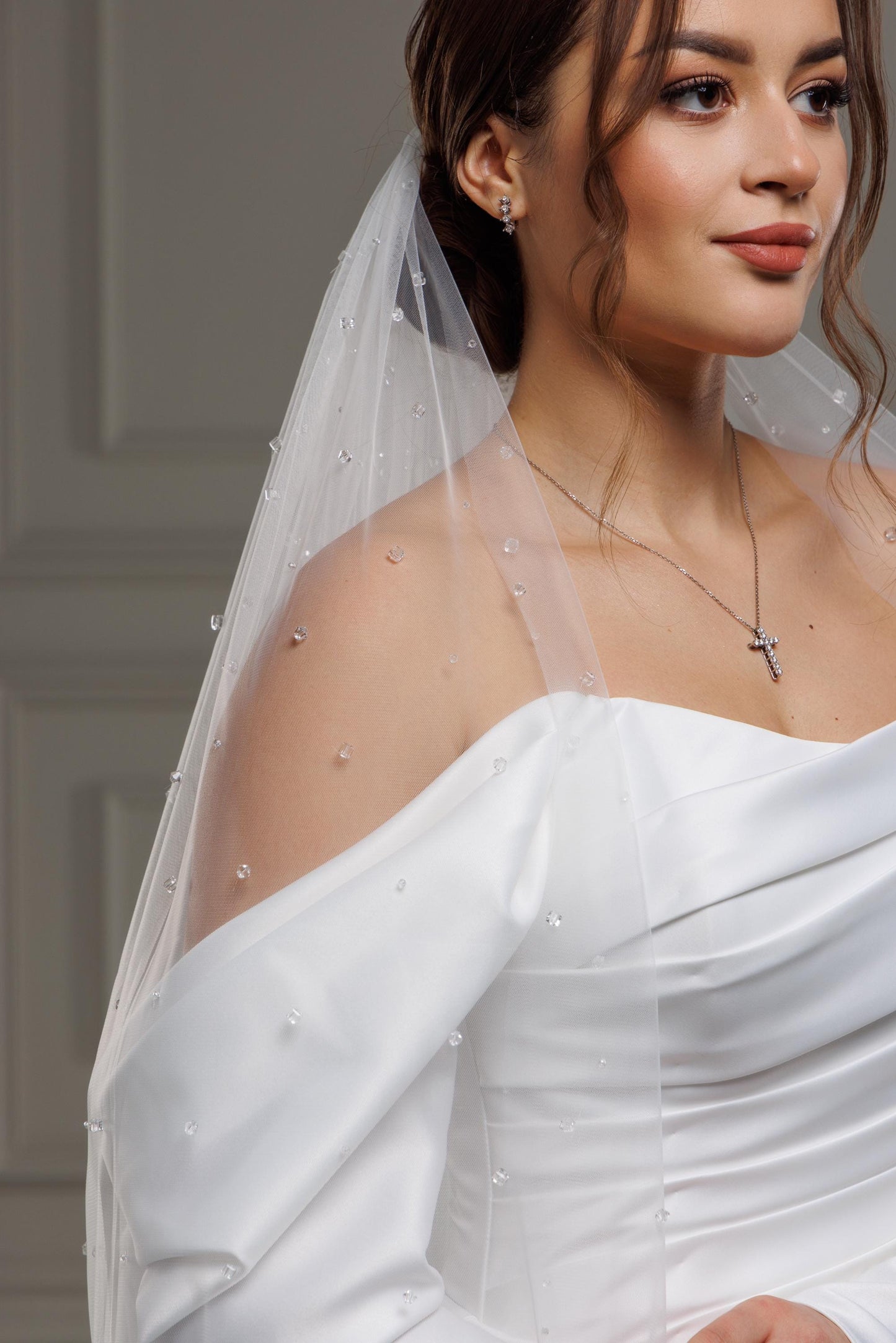 Bridal Veil with Crystal Details, Luxury Classic Sheer Tulle, Custom Timeless White Fingertip Veil with Scattered Pearls