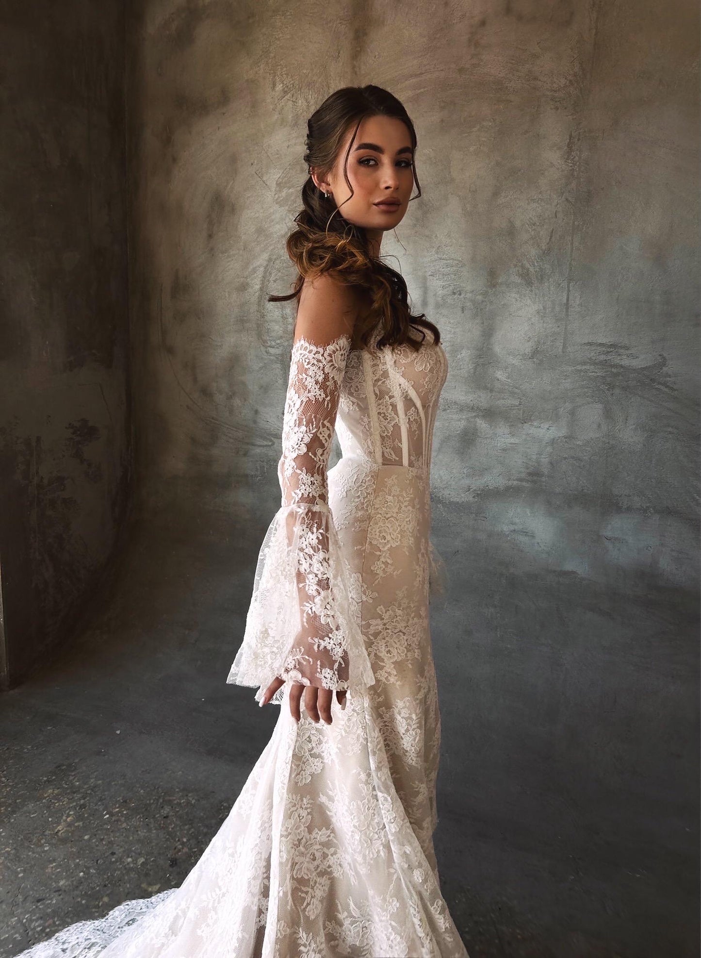 KIDA – Lace Off-Shoulder Wedding Dress – Romantic Bridal Gown with Slit | Tesorosi