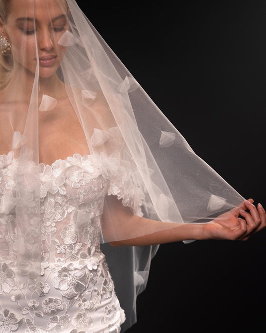 Floral Wedding Veil with 3D Flower Detail, Elegant One Tier Bridal Veil, Romantic Flower Veil for the Sophisticated Bride, veil with flowers