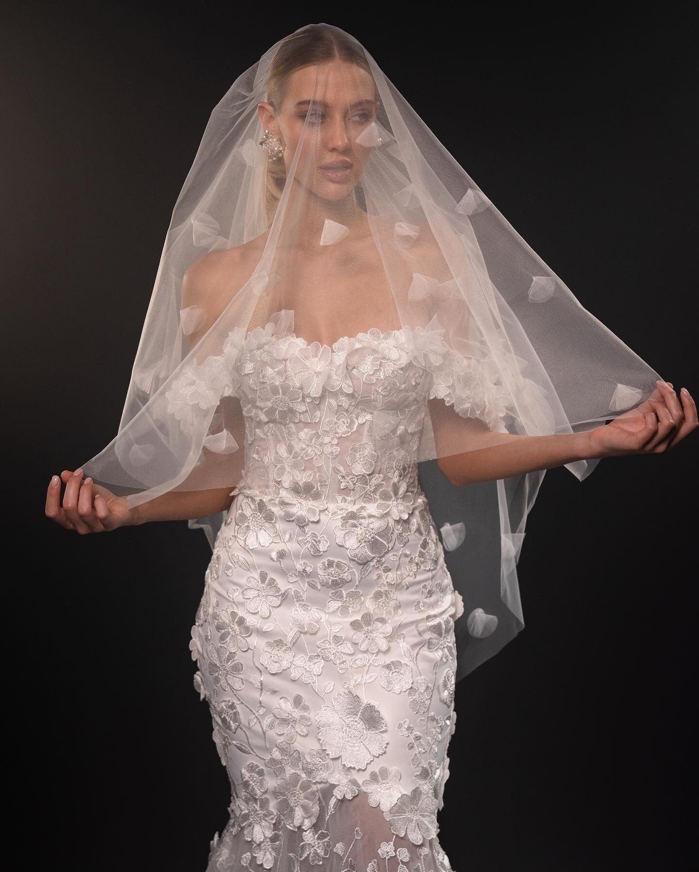Floral Wedding Veil with 3D Flower Detail, Elegant One Tier Bridal Veil, Romantic Flower Veil for the Sophisticated Bride, veil with flowers