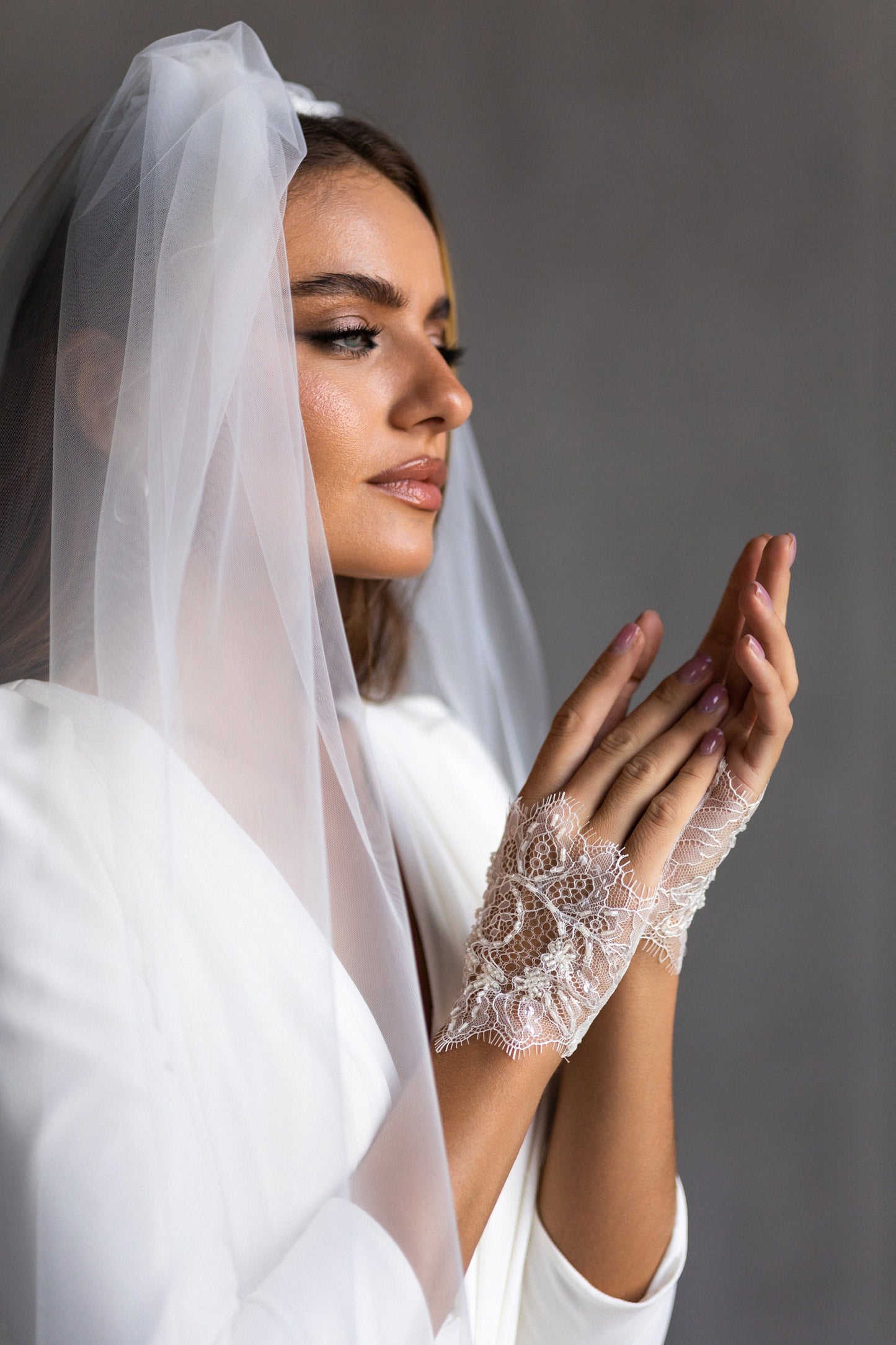 Elegant Ivory Chapel Wedding Veil with Lace Detailing, Cathedral Length, Vintage-Inspired Simple Fingertip Bridal Veil with Comb