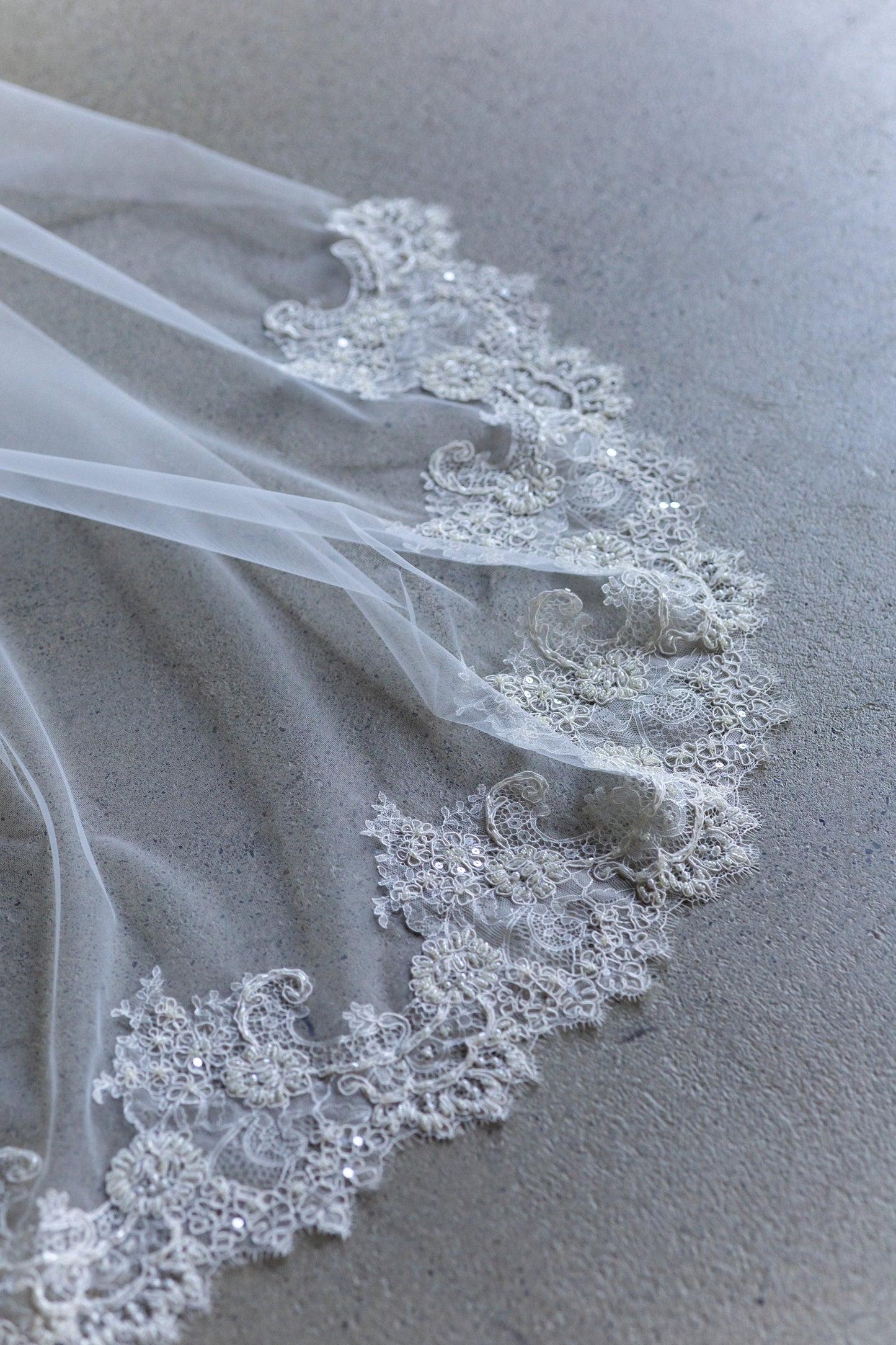Elegant Ivory Chapel Wedding Veil with Lace Detailing, Cathedral Length, Vintage-Inspired Simple Fingertip Bridal Veil with Comb