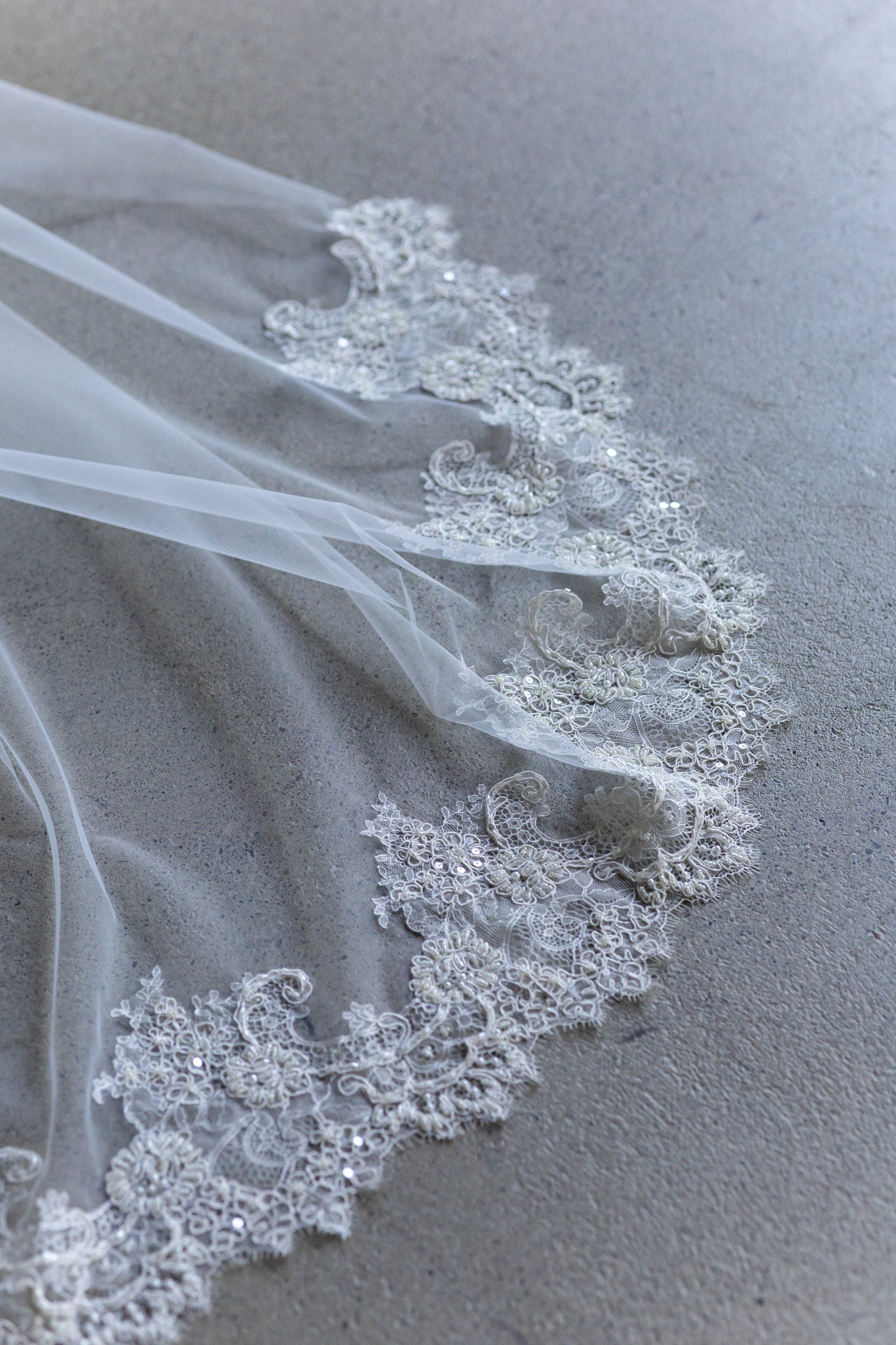 Elegant Ivory Chapel Wedding Veil with Lace Detailing, Cathedral Length, Vintage-Inspired Simple Fingertip Bridal Veil with Comb