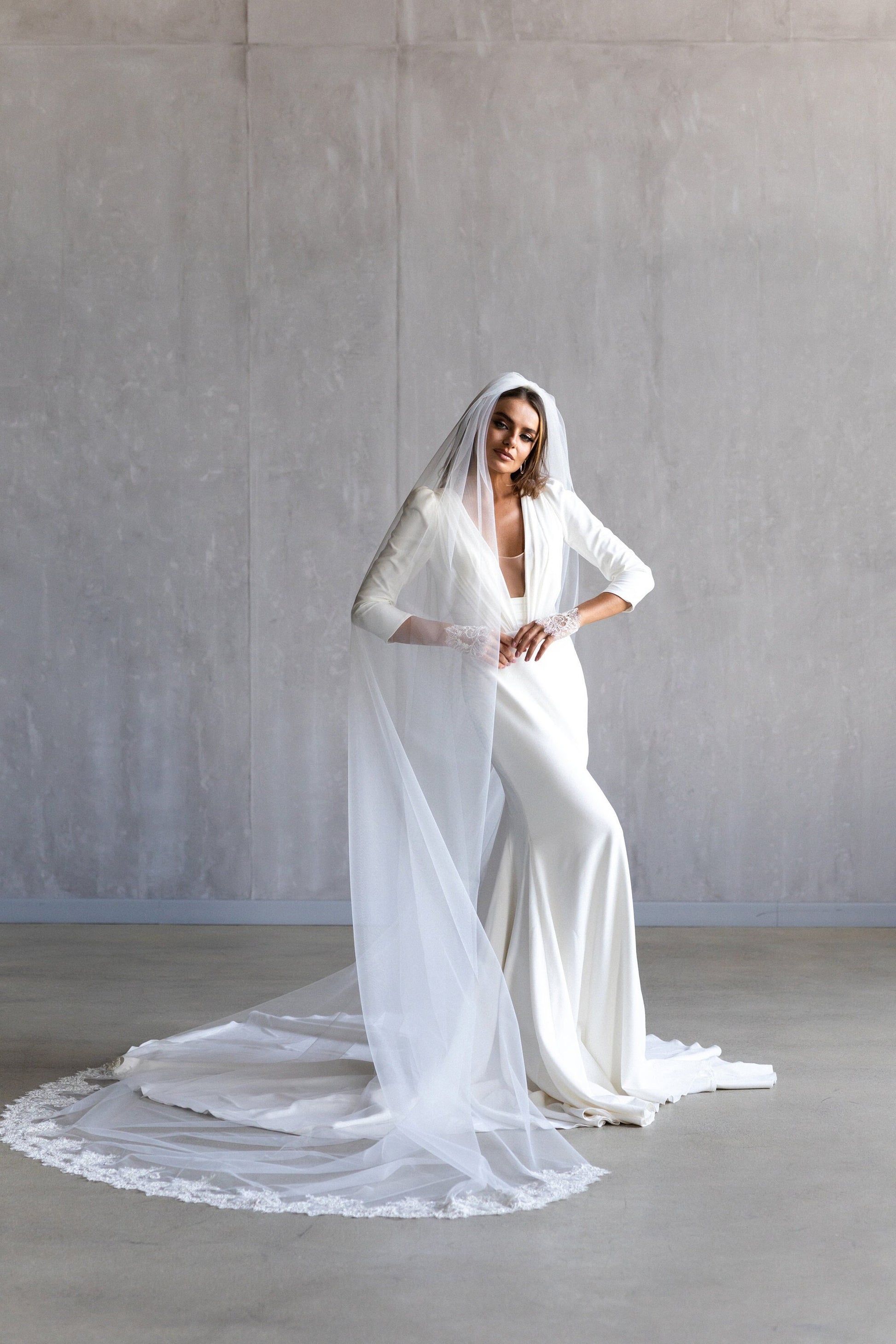 Elegant Ivory Chapel Wedding Veil with Lace Detailing, Cathedral Length, Vintage-Inspired Simple Fingertip Bridal Veil with Comb
