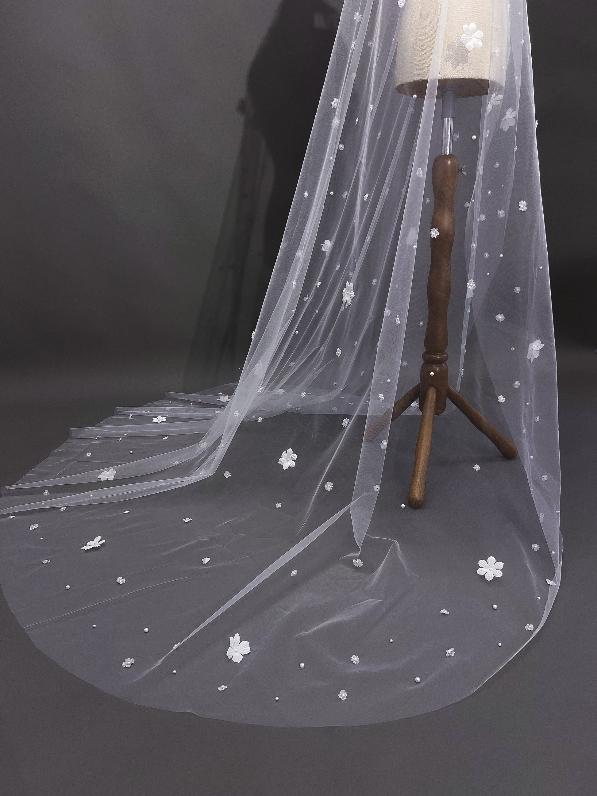 Wildflower bridal veil, Embroidered flower veil, Floral wedding veil, 3D flower veil, champagne veil, luxurious veil in the cathedral chapel