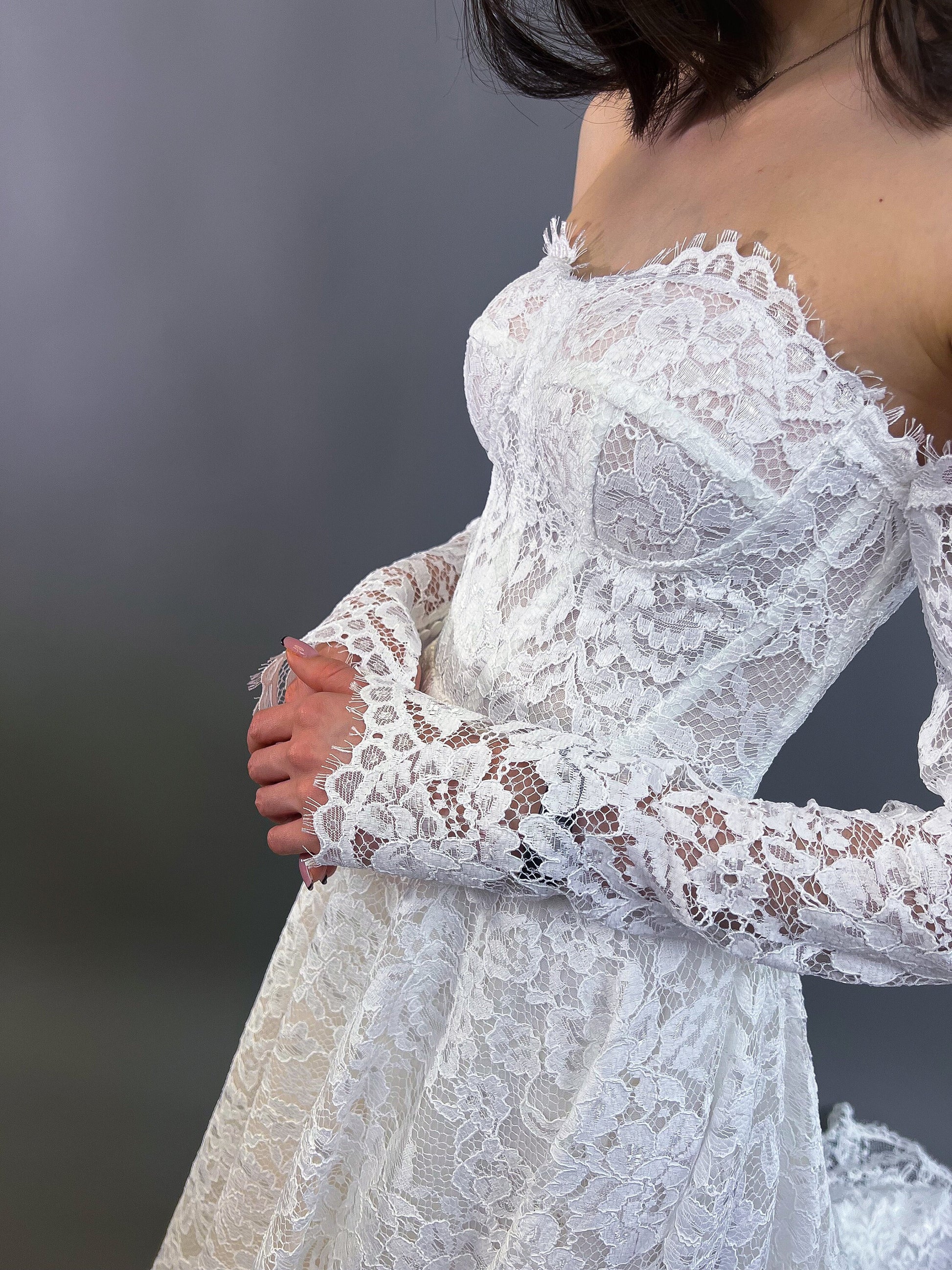 KLAIDA Off-Shoulder Lace Wedding Dress with Long Sleeves and Romantic Train Tesoro Si! KLAIDA Off-Shoulder Lace Wedding Dress with Long Sleeves and Romantic Train Tesoro Si!