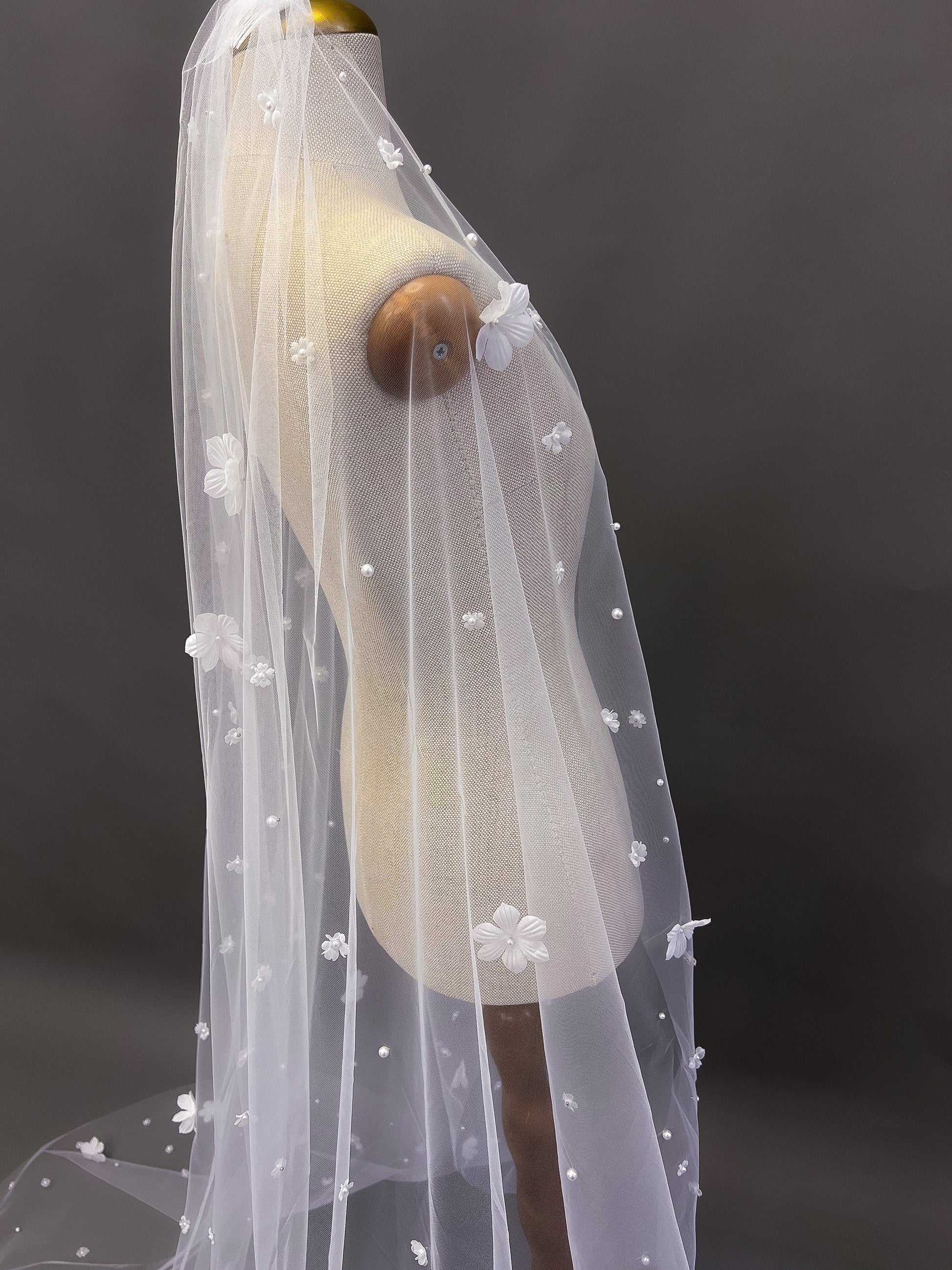 Wildflower bridal veil, Embroidered flower veil, Floral wedding veil, 3D flower veil, champagne veil, luxurious veil in the cathedral chapel