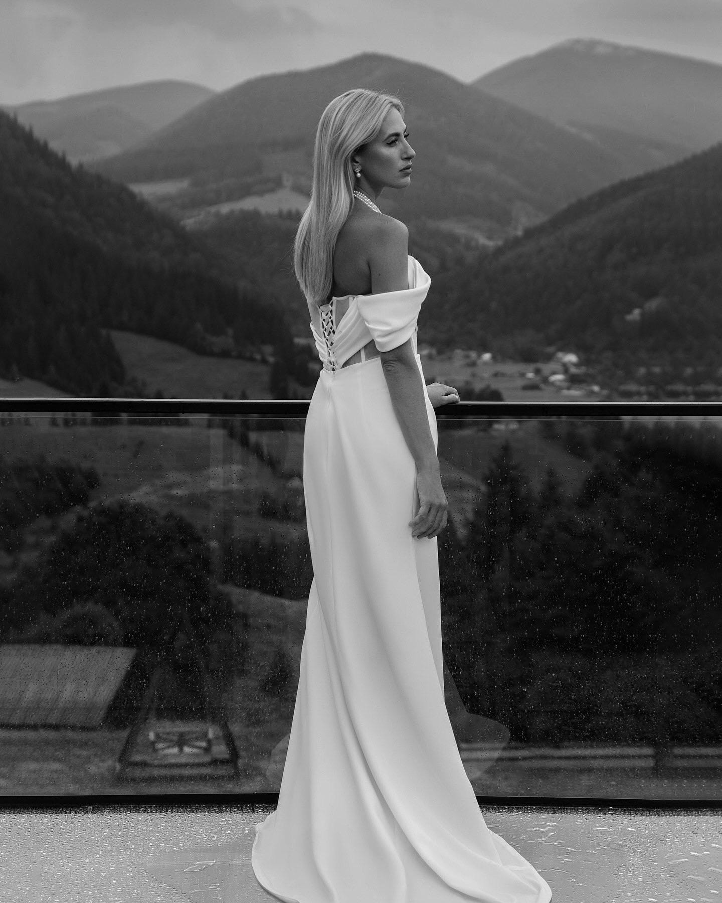Mermaid Wedding Dress with Off-Shoulder Sleeve, Satin Bridal Gown with High Slit, Open Back Fit & Flare, Modern Luxury Wedding Dress