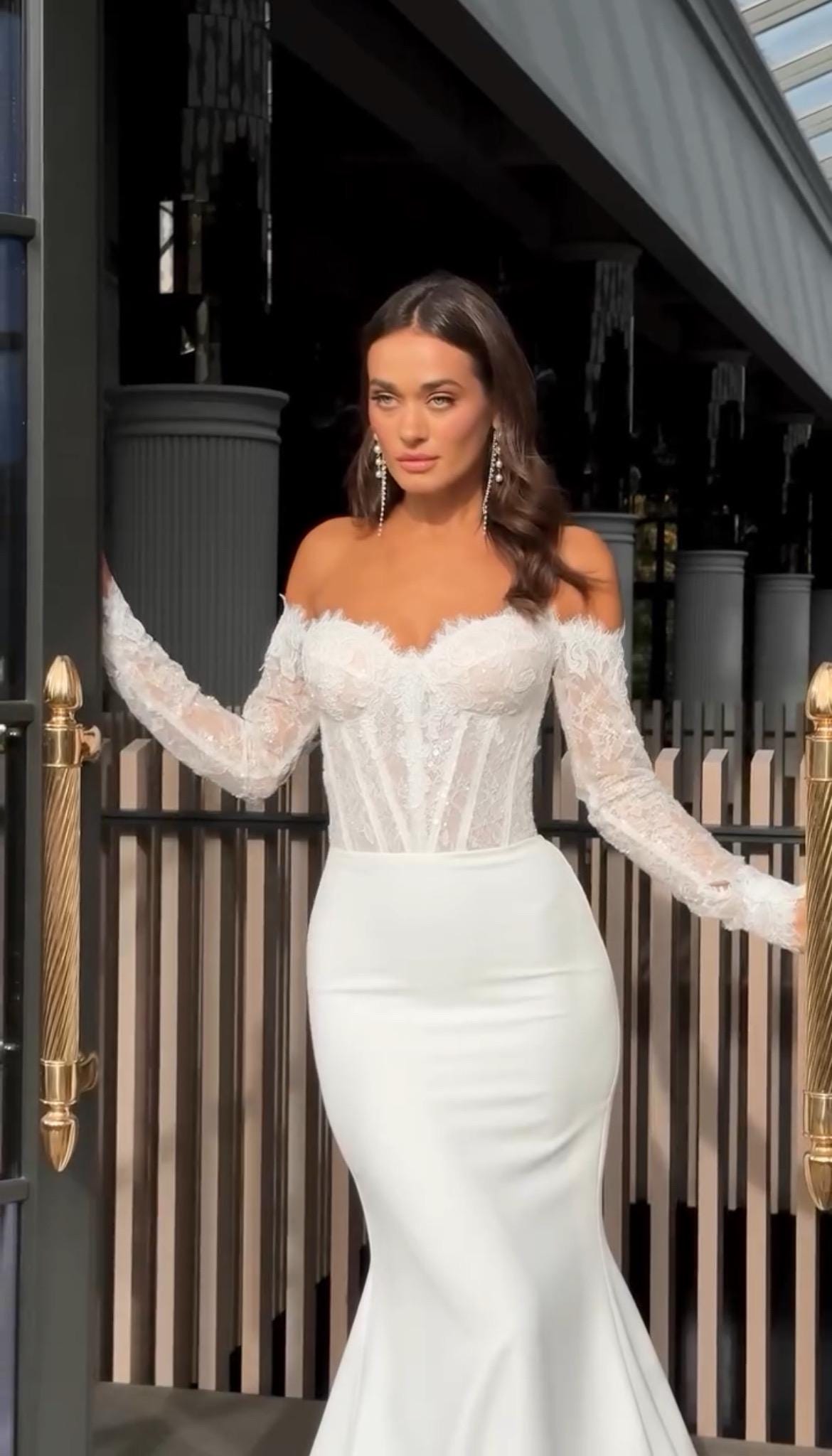 Elegant Wedding Dress with Chantilly Lace Corset, Sweetheart Neckline, Mermaid Silhouette, Crepe Skirt, Lace Sleeves, and Detachable Corset