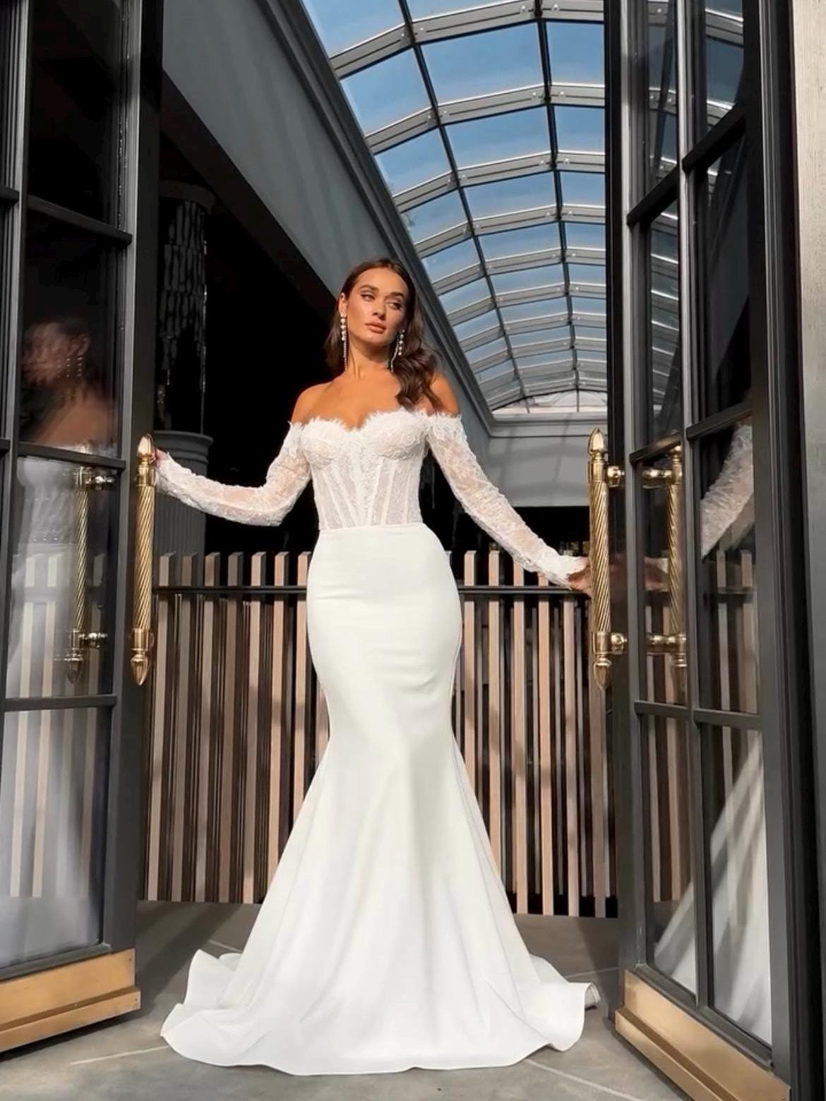 Elegant Wedding Dress with Chantilly Lace Corset, Sweetheart Neckline, Mermaid Silhouette, Crepe Skirt, Lace Sleeves, and Detachable Corset