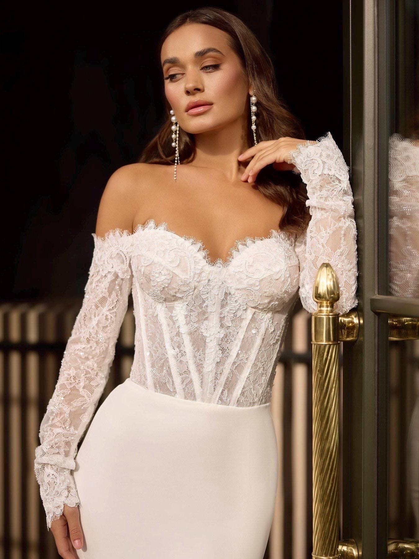 Elegant Wedding Dress with Chantilly Lace Corset, Sweetheart Neckline, Mermaid Silhouette, Crepe Skirt, Lace Sleeves, and Detachable Corset
