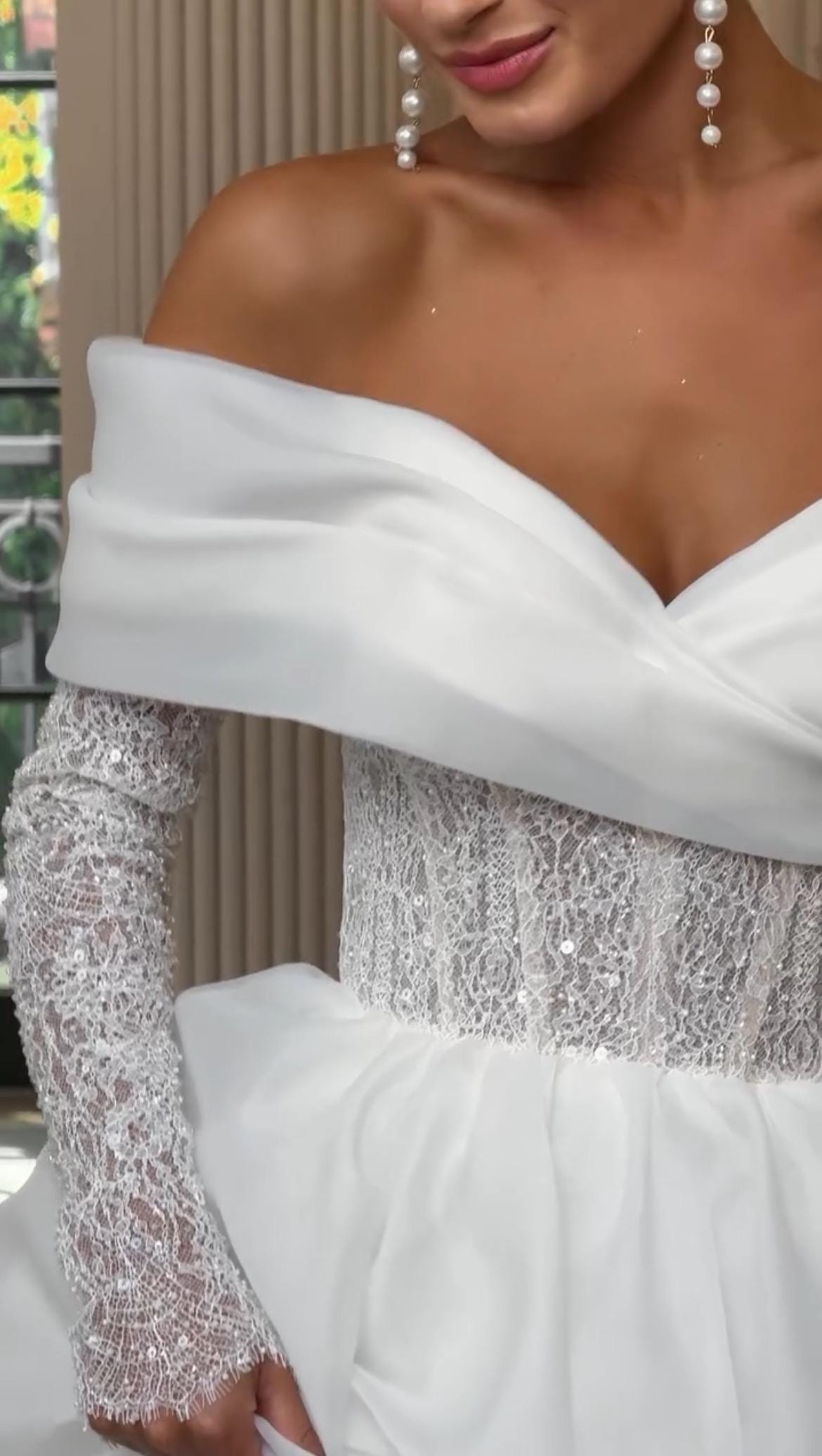 Royal Off-Shoulder Organza Wedding Shit, Long Bridal Dress with Sleeves and Train, Elegant Corset Basque, Romantic Ball Shit for Wedding