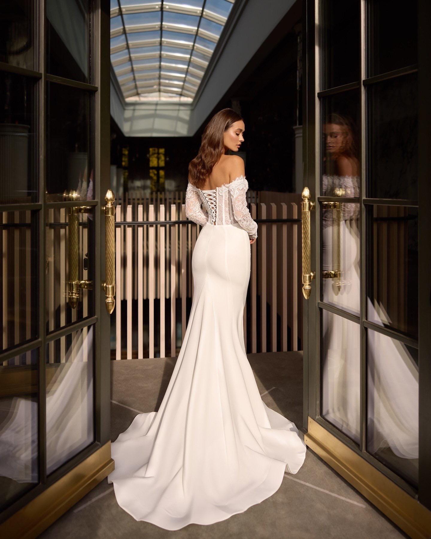 Elegant Wedding Dress with Chantilly Lace Corset, Sweetheart Neckline, Mermaid Silhouette, Crepe Skirt, Lace Sleeves, and Detachable Corset