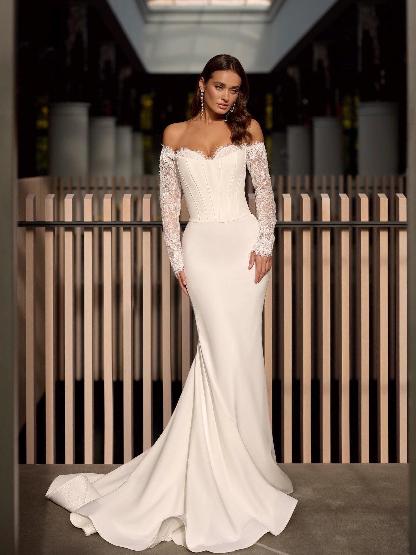 Elegant Wedding Dress with Chantilly Lace Corset, Sweetheart Neckline, Mermaid Silhouette, Crepe Skirt, Lace Sleeves, and Detachable Corset