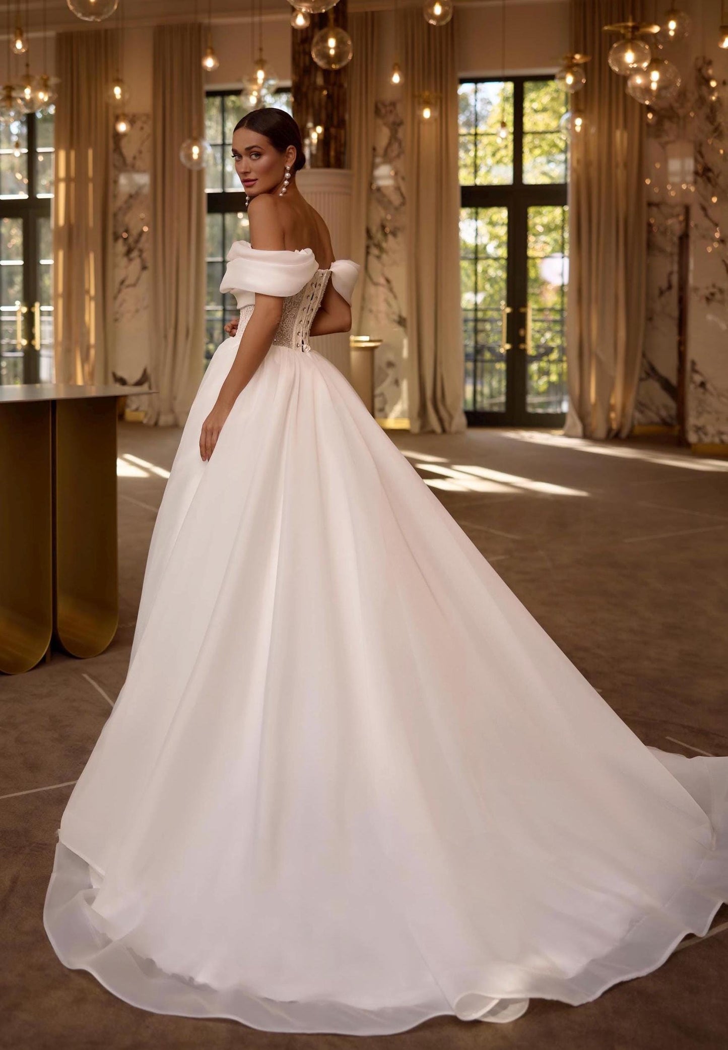 Royal Off-Shoulder Organza Wedding Shit, Long Bridal Dress with Sleeves and Train, Elegant Corset Basque, Romantic Ball Shit for Wedding