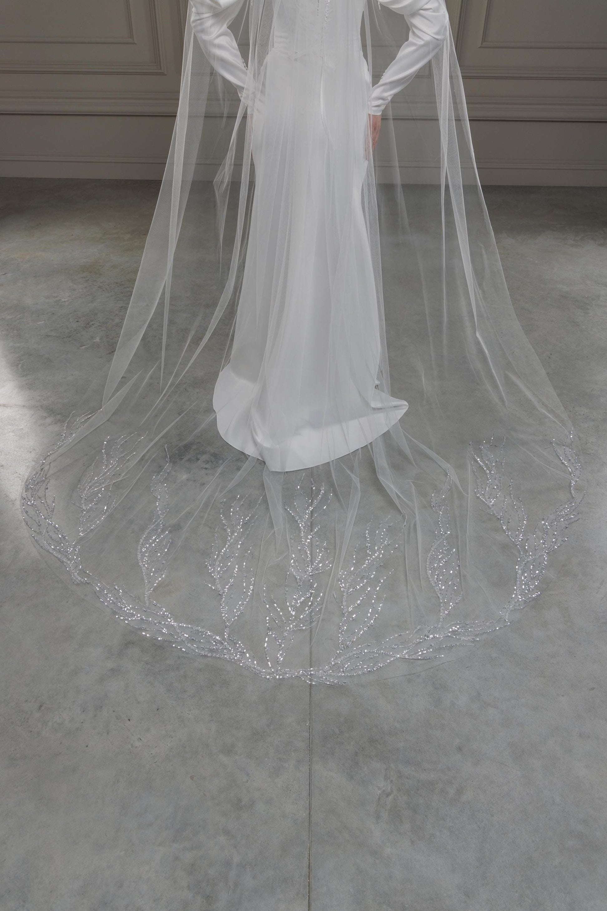 Exquisite Crystal Beaded Long Bridal Veil - Sparkling Cathedral Cape with Applique, Elegant One-Tier Wedding Veil with Comb