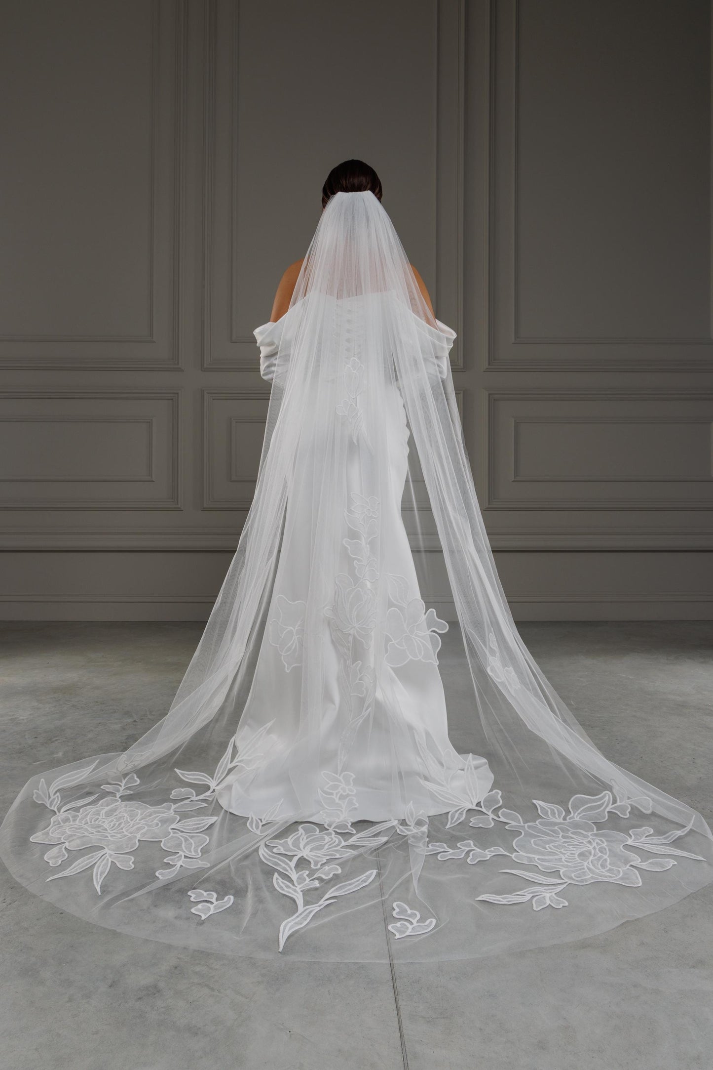 Floral Lace Bridal Veil with Cathedral Length and Elegant Embroidered Details, Perfect for Classic Modern Weddings, Single Tier with Comb