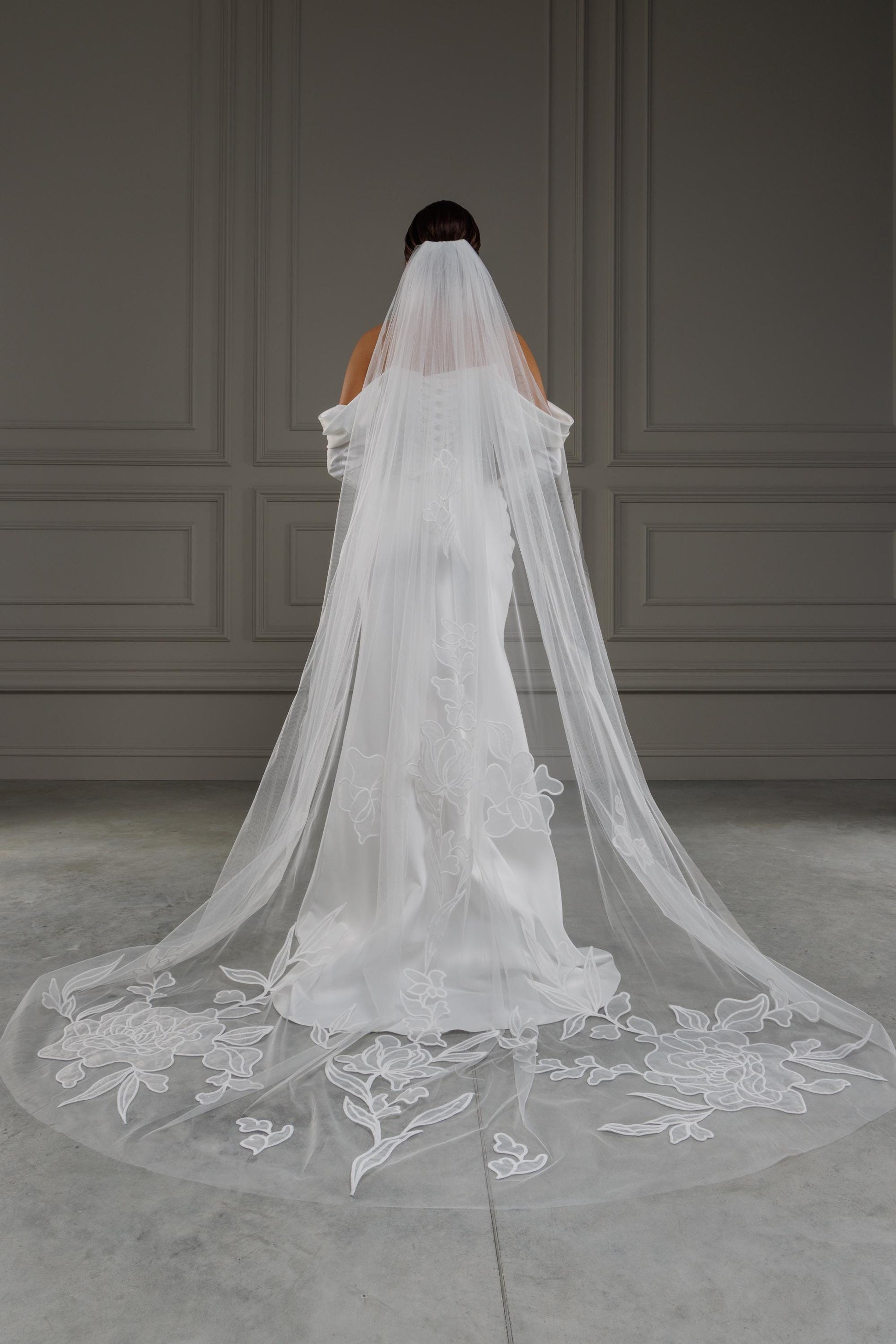 Floral Lace Bridal Veil with Cathedral Length and Elegant Embroidered Details, Perfect for Classic Modern Weddings, Single Tier with Comb