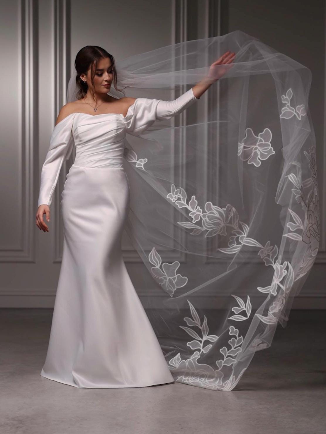 Floral Lace Bridal Veil with Cathedral Length and Elegant Embroidered Details, Perfect for Classic Modern Weddings, Single Tier with Comb