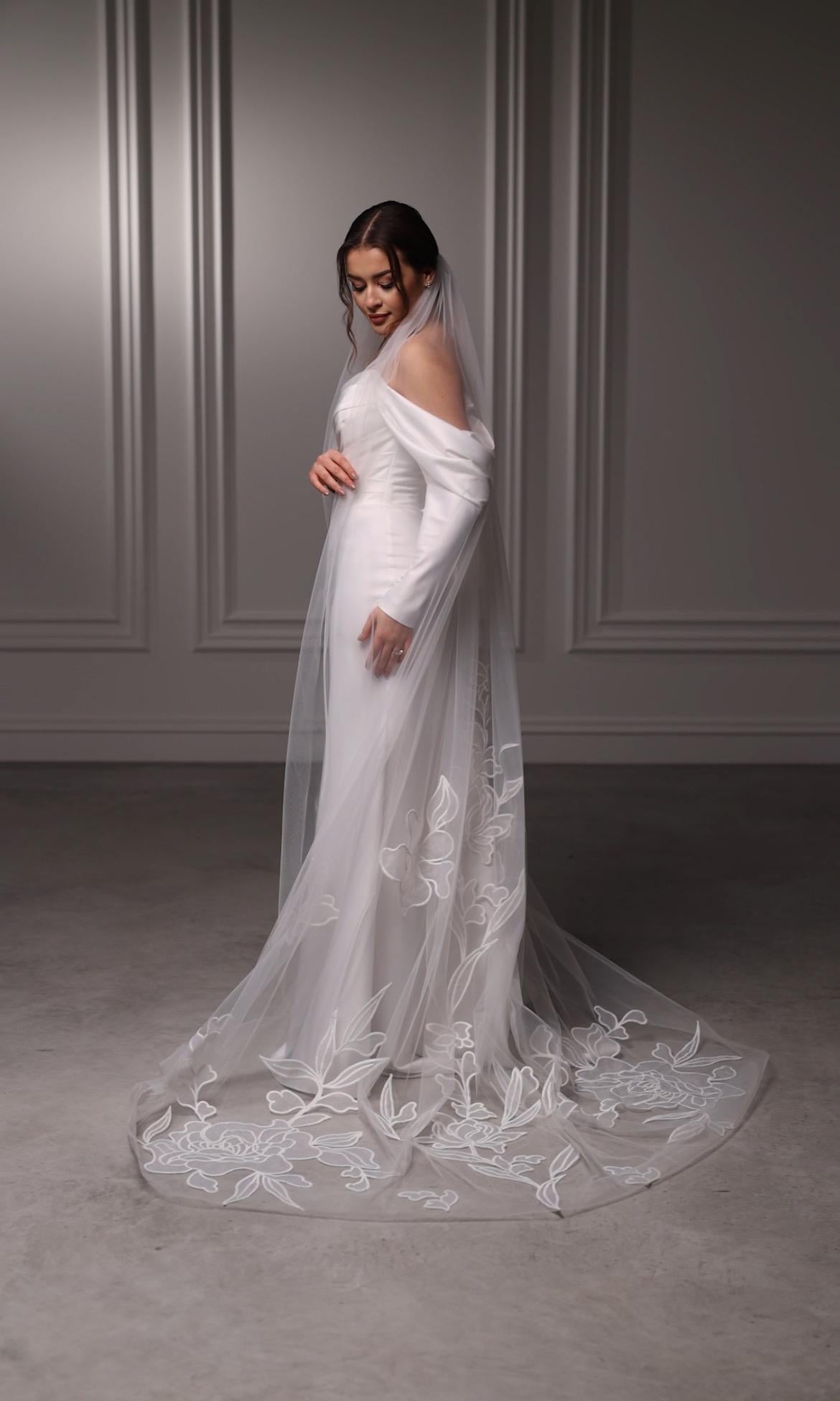 Floral Lace Bridal Veil with Cathedral Length and Elegant Embroidered Details, Perfect for Classic Modern Weddings, Single Tier with Comb