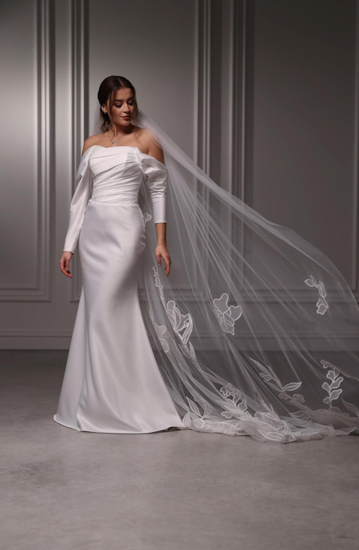 Floral Lace Bridal Veil with Cathedral Length and Elegant Embroidered Details, Perfect for Classic Modern Weddings, Single Tier with Comb