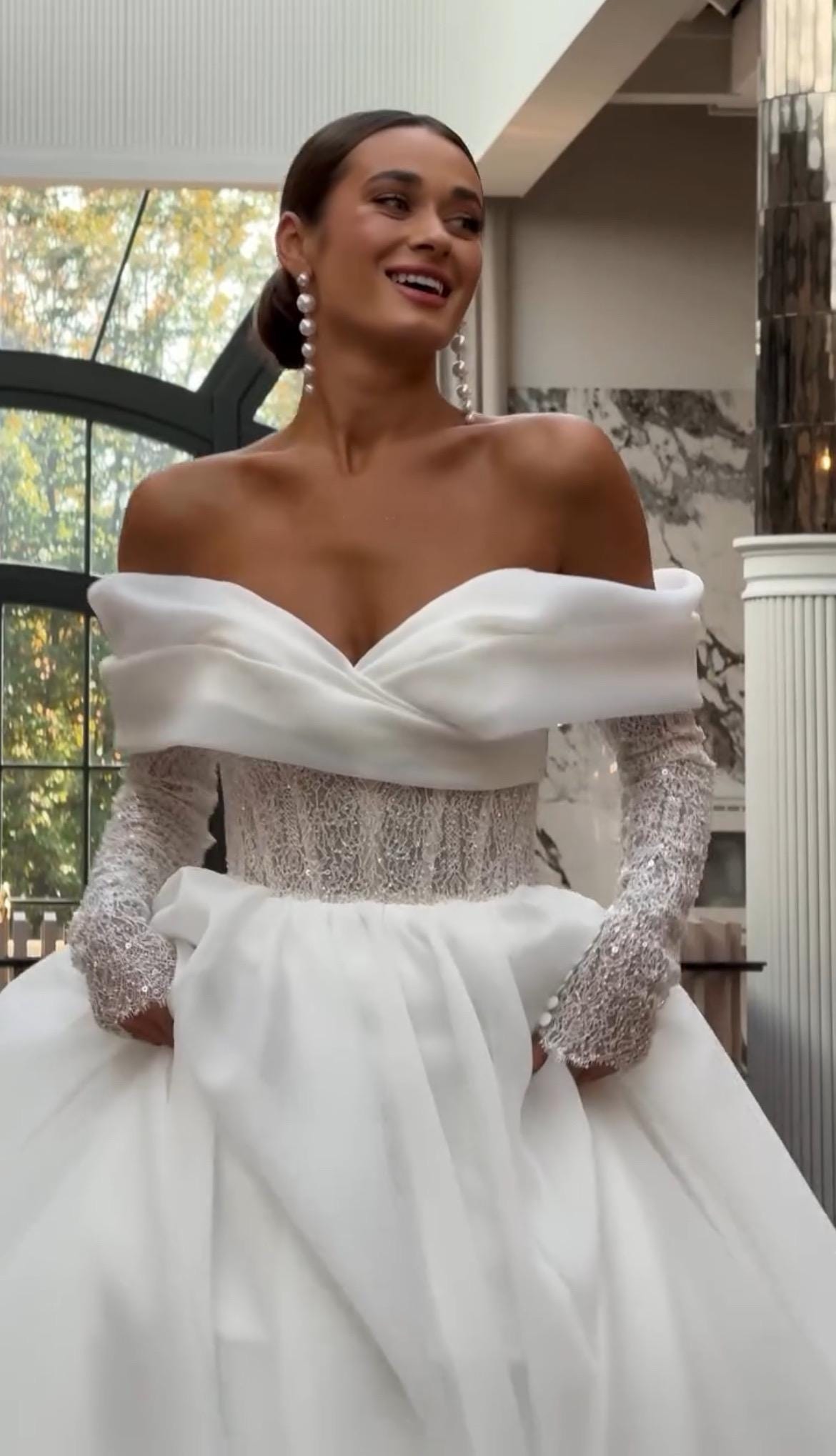 Royal Off-Shoulder Organza Wedding Shit, Long Bridal Dress with Sleeves and Train, Elegant Corset Basque, Romantic Ball Shit for Wedding