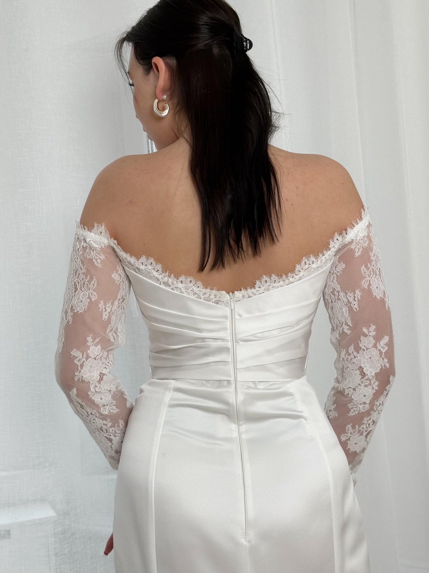 Elegant Satin Off-Shoulder Wedding Dress with Lace Sleeves and Front Slit – Fitted Bridal Gown with Train