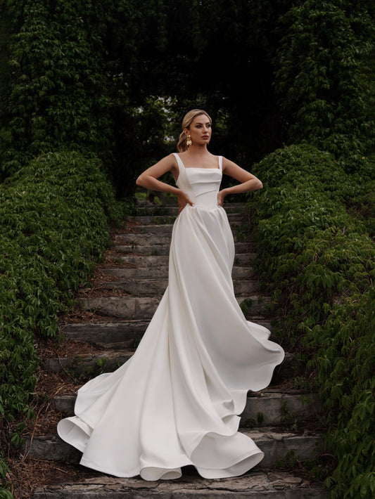 Square Neck Wedding Dresses | Chic & Structured Gowns Tesoro Si! Square Neck Wedding Dresses | Chic & Structured Gowns Tesoro Si!