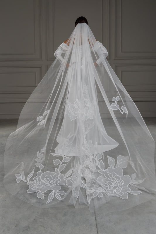 Floral Lace Bridal Veil with Cathedral Length and Elegant Embroidered Details, Perfect for Classic Modern Weddings, Single Tier with Comb