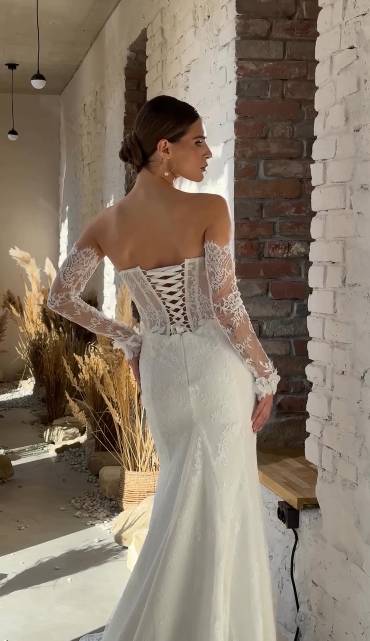 Off-Shoulder Lace Mermaid Wedding Dress with Train – Rustic Long Sleeve Bridal Gown – Satin Skirt Floral Corset Luxury Beach Dress