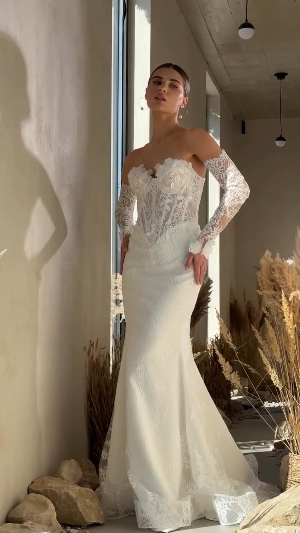 Off-Shoulder Lace Mermaid Wedding Dress with Train – Rustic Long Sleeve Bridal Gown – Satin Skirt Floral Corset Luxury Beach Dress