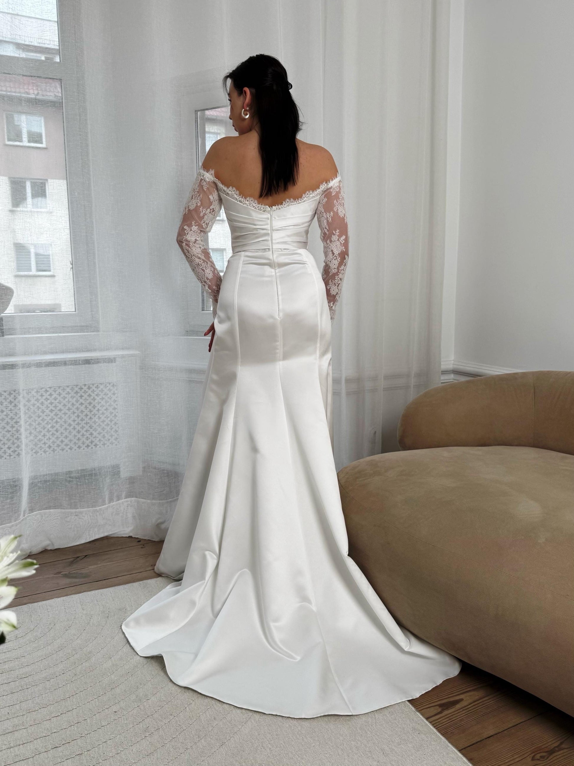 Elegant Satin Off-Shoulder Wedding Dress with Lace Sleeves and Front Slit – Fitted Bridal Gown with Train